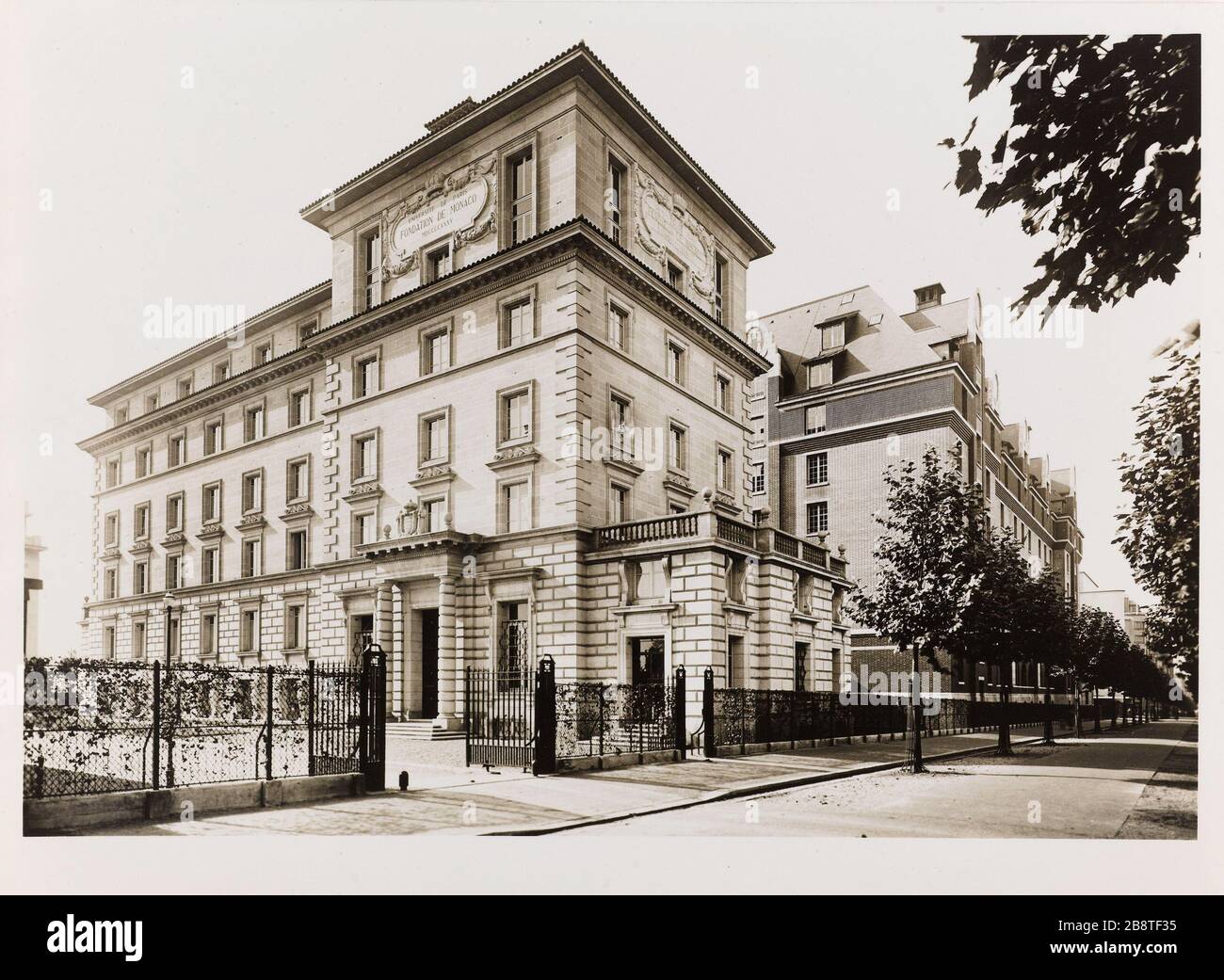 Città universitaria di Parigi / la fondazione di Monaco. Fondazione Monaco, Cité Internationale Universitaire de Paris, 14 ° distretto Fiorillo, Edouard ou Eugène. Cité universitaire de Paris / la fondation de Monaco. "Fondation de Monaco, Cité internationale universitaire de Paris, 14ème circondario". Tirage au gélatino-bromure d'argent. Après 1937-1937. Parigi, musée Carnavalet. Foto Stock