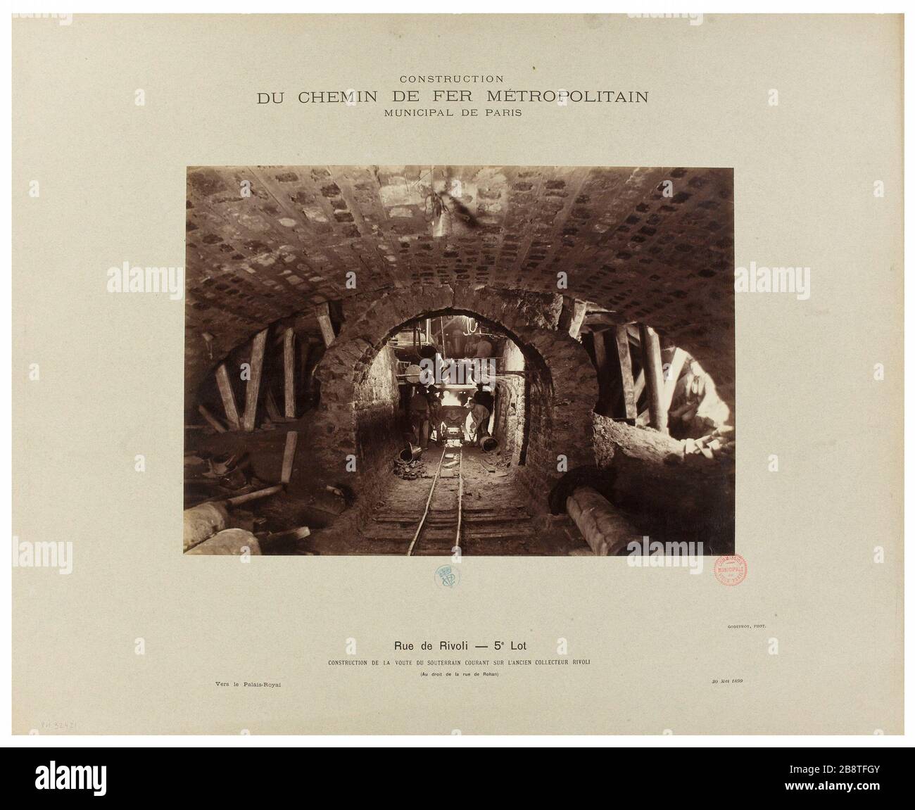 Costruzione / la via del ferro metropolitano / Città di Parigi / Rue de Rivoli - Batch 5 / costruzione del tetto del torrente sotterraneo sul vecchio collettore Rivoli / (a destra della strada Rohan). Vista della costruzione della metropolitana, il tetto del bunker Godefroy, Henri Emile Cimarosa. Construction / du Chemin de fer métropolitain / Municipal de Paris / Rue de Rivoli - 5e lot / Construction de la voûte du souTerrain courant sur l'ancien collecteur Rivoli / (Au droit de la rue de Rohan). 'Vue de la construction du métro, la voûte du souTerrain courant sur l'ancien collecteur Rivoli, 1er arron Foto Stock