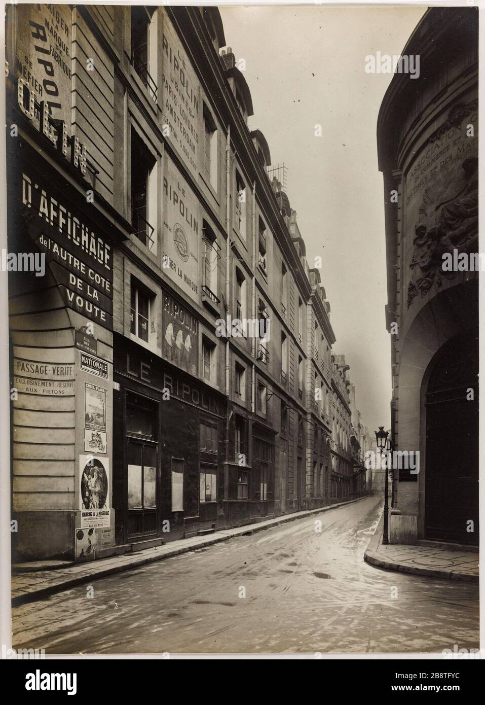 La Rue des Bons Enfants nel 1919 / spostamento a sinistra della verità / inizio a destra di Rue Montesquieu. Passaggio della verità e l'inizio di Rue Montesquieu Street Bons Enfants, 1 ° arrondissement, Paris passage de la Vérité et début de la rue Montesquieu, rue Bons-Enfants. Parigi (Ier arr.). Anonima fotographie. Tigre au gélatino-bromure d'argent. 1919. Parigi, musée Carnavalet. Foto Stock