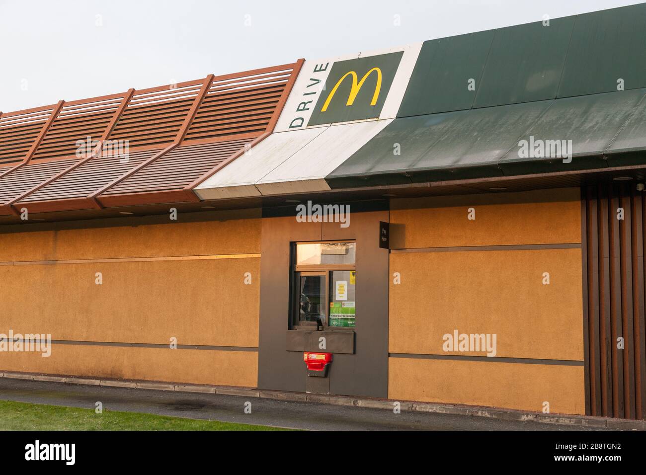 Douglas, Cork, Irlanda. 23 marzo 2020. Tutti i ristoranti McDonald’s che impiegano 135,000 lavoratori nel Regno Unito e in Irlanda chiuderanno lunedì entro le 19:00 per proteggere la sicurezza dei propri dipendenti e clienti a causa dell’emergenza Coronvirus Covid-19. L'immagine mostra il ristorante McDonald's e Drive-Thru a Douglas, Cork, Irlanda. Credito; David Creedon / Alamy Live News Foto Stock