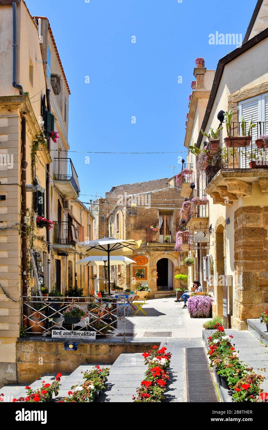 Una strada stretta tra le caratteristiche case di Caltagirone, una città in Sicilia in Italia Foto Stock