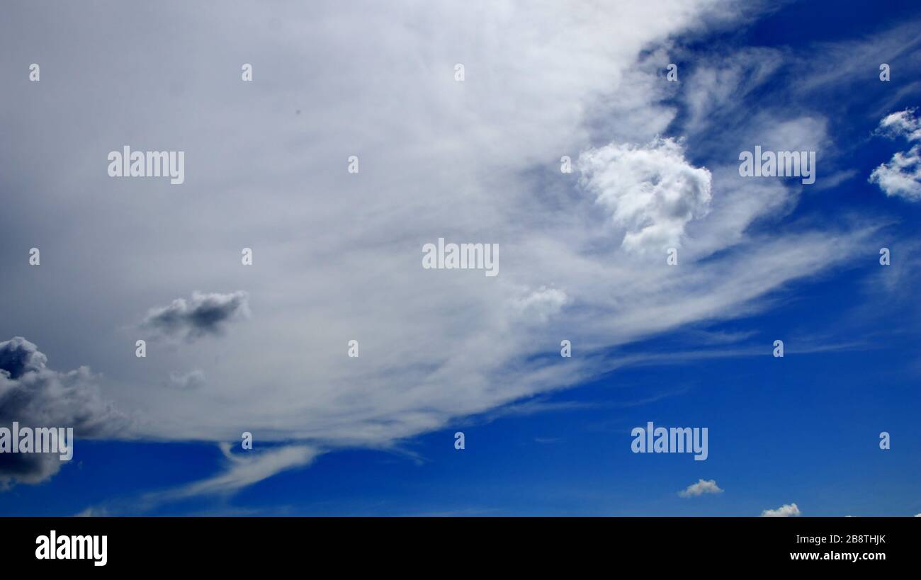 blue sky con nuvola può essere per sfondi, disegni e grafica Foto Stock