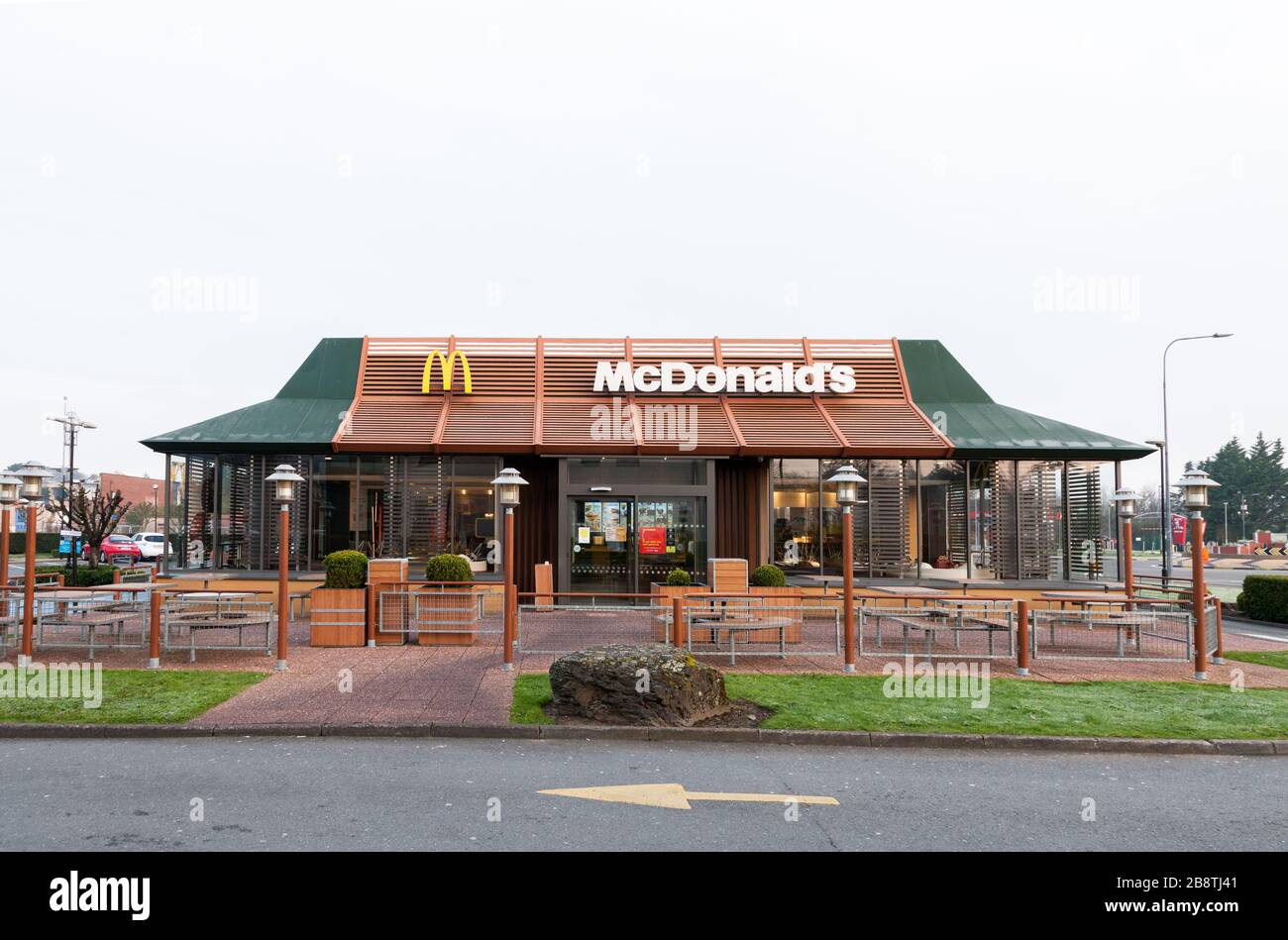 Douglas, Cork, Irlanda. 23 marzo 2020. Tutti i ristoranti McDonald’s che impiegano 135,000 lavoratori nel Regno Unito e in Irlanda chiuderanno lunedì entro le 19:00 per proteggere la sicurezza dei propri dipendenti e clienti a causa dell’emergenza Coronvirus Covid-19. L'immagine mostra il ristorante McDonald's e Drive-Thru a Douglas, Cork, Irlanda. Credito; David Creedon / Alamy Live News Foto Stock
