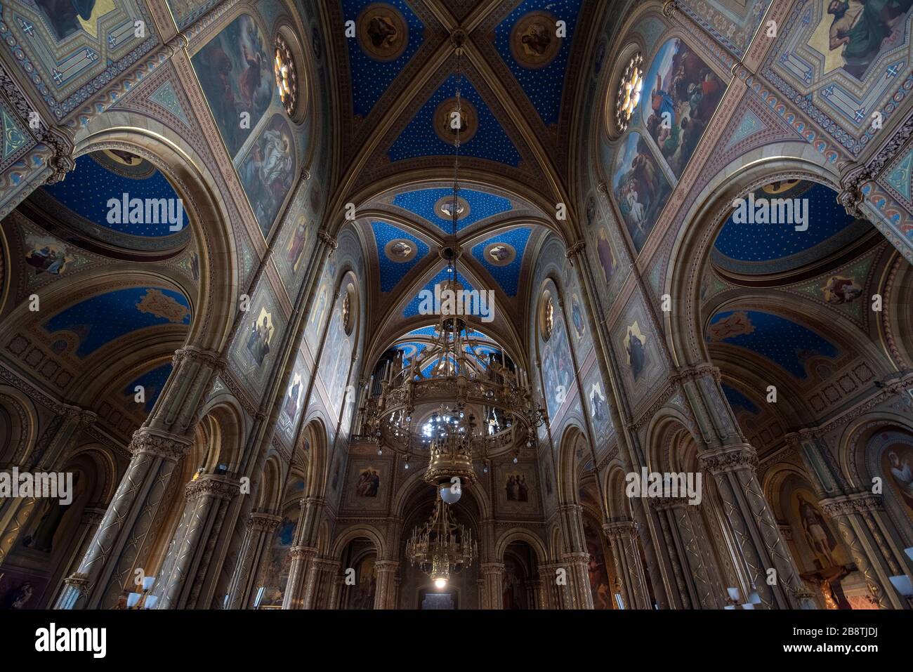 Vienna, Austria - interno della Chiesa Altlerchenfelder a Vienna. Presenta stili di classicismo e storicismo. Presbiterio e altare Foto Stock