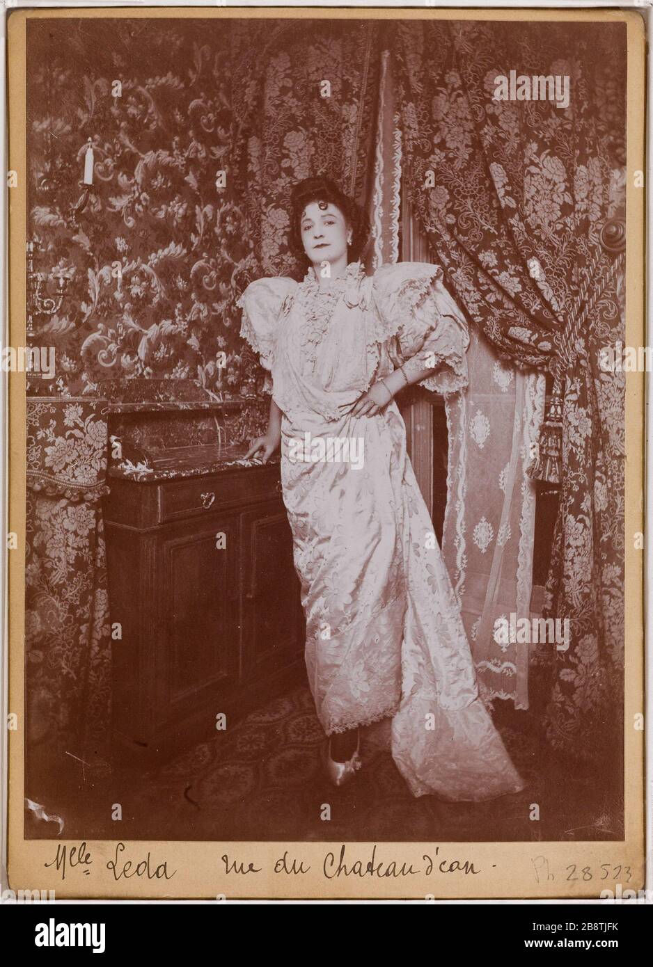 Miss Leda posa in un bordello all'interno, Via acqua torre, 10 ° arrondissement, Parigi. Miss Leda Chateau Water Street Melle Léda posant dans une maison close, rue du château d'eau. Parigi (Xème arr.). Anonima fotographie. Tigre au gélatino-chlorure d'argent. Vers 1900-1900. Parigi, musée Carnavalet. Foto Stock