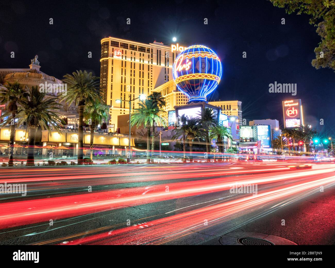 LAS VEGAS, NV - 30 GIUGNO 2018: Luci notturne di automobili nella Strip. Las Vegas è una famosa destinazione di gioco d'azzardo. Foto Stock