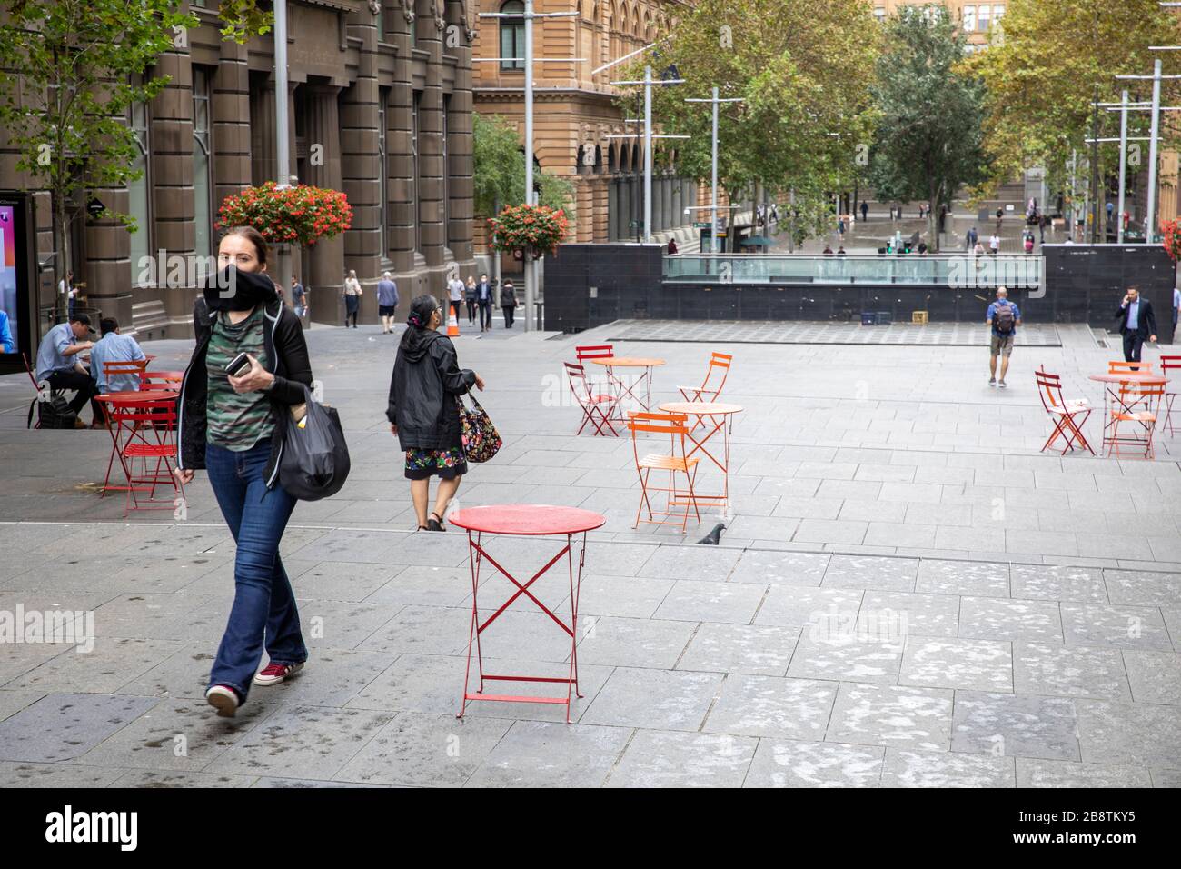 Centro di Sydney, Australia. Lunedì 23 Marzo 2020. Martin Place zona pedonale nel cuore della città è quasi deserta all'ora di pranzo. Credit Martin Berry/Alamy Live News Foto Stock