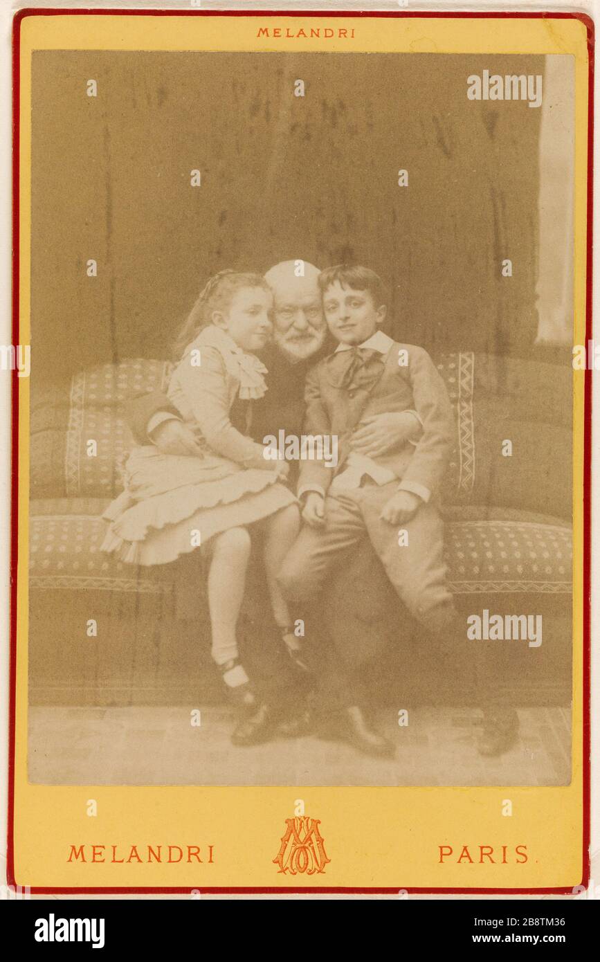 Ritratto di Victor Hugo (1802-1885), scrittore, con i suoi nipoti, Jeanne e Georges Hugo. Portrait de Victor Hugo (1802-1885), écrivain, avec ses pets-enfants, Jeanne et Georges Hugo. Photographie d'Achille Melandri (1845-1905). Tirage sur papier albuminé. Entre 1875 e 1885. Parigi, musée Carnavalet. Foto Stock