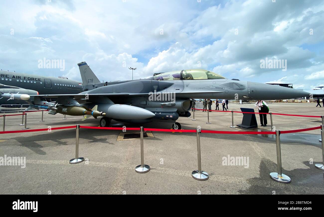 Singapore - 12 Feb 2020. Singapore Air Force F-16 Fighting Falcon in piedi per l'esposizione in Changi Air base. I costi della difesa sono in aumento, soprattutto io Foto Stock