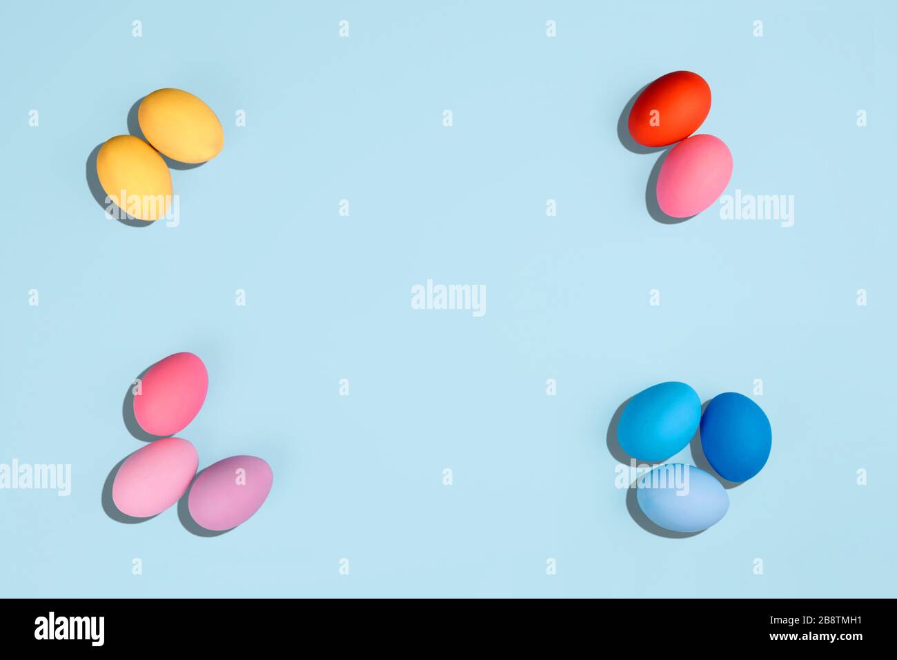 Uova dipinte su sfondo color pastello. Foto Stock