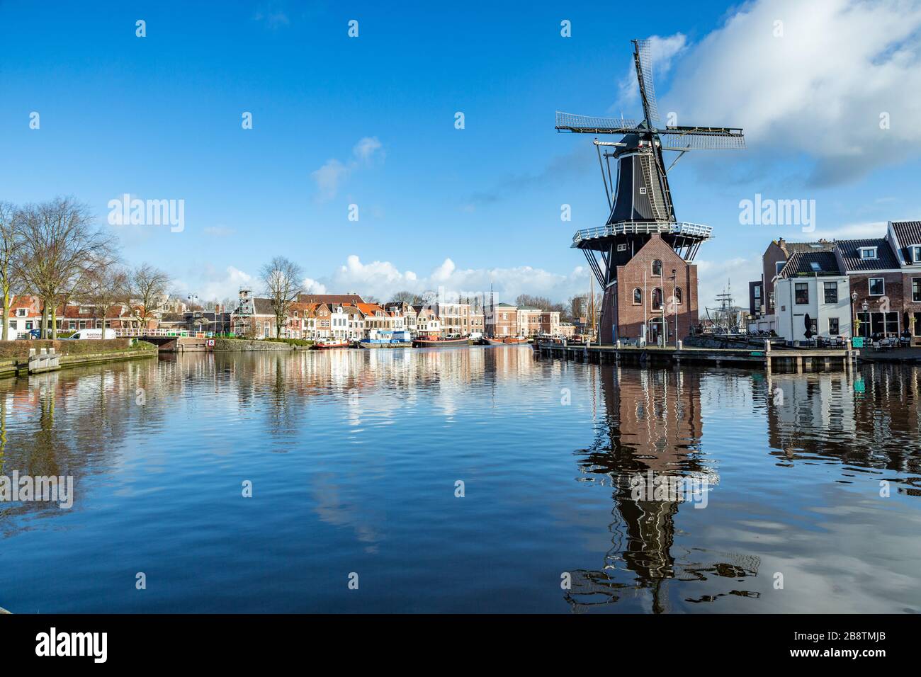 De Adriaan è un mulino a vento a Haarlem, Olanda, che bruciò nel 1932 e fu ricostruito nel 2002. Il mulino a vento originale risale al 1779. Foto Stock