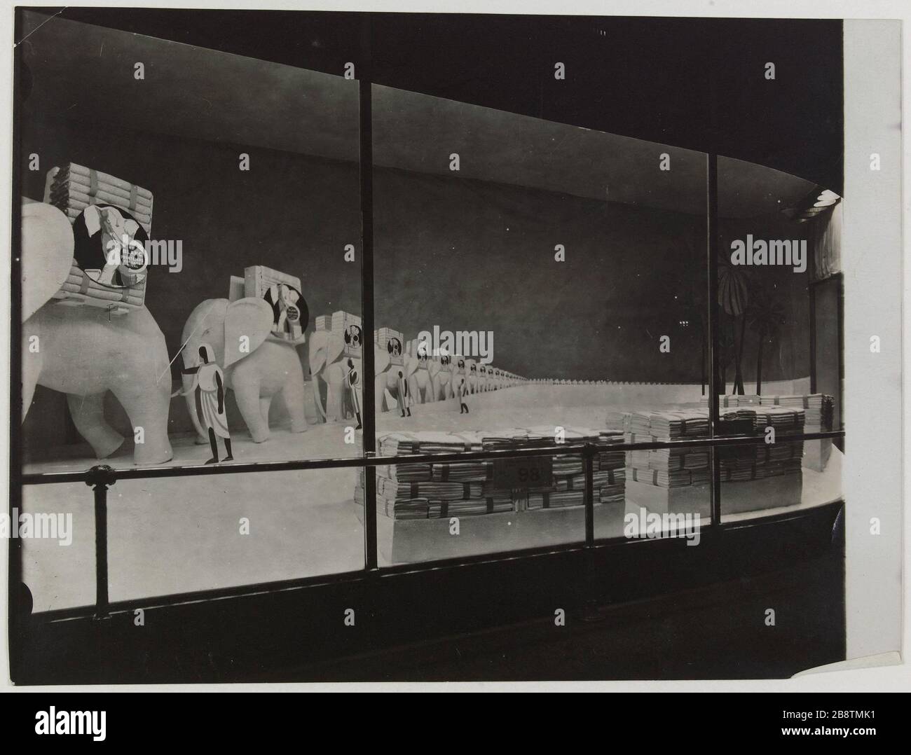 Vetrina di tessuti indossati da figurine elefante allineati, negozio le Printemps su Boulevard Haussmann, 9 ° arrondissement, Parigi. La Primavera Bianca non ha rivali Vitrine présentant des tissus portés par des Figurines d'éléphants alignés, magasin 'le Printemps', boulevard Haussmann. Parigi (IXème arr.). 'Le Blanc du magasin 'le Printemps' est sans rivale'. Anonima fotographie. Tigre au gélatino-bromure d’argent. Parigi, musée Carnavalet. Foto Stock