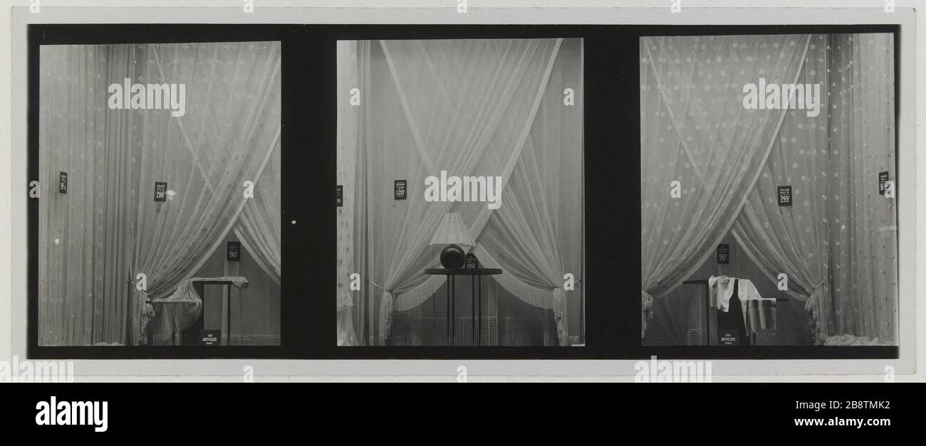 Vetrine con tessuti e biancheria, grandi magazzini Printemps, Boulevard Haussmann, 9 ° arrondissement, Parigi. Vitrines présentant des tissus et du linge, magasin 'le Printemps', boulevard Haussmann. Parigi (IXème arr.). Anonima fotographie. Tigre au gélatino-bromure d’argent. Parigi, musée Carnavalet. Foto Stock