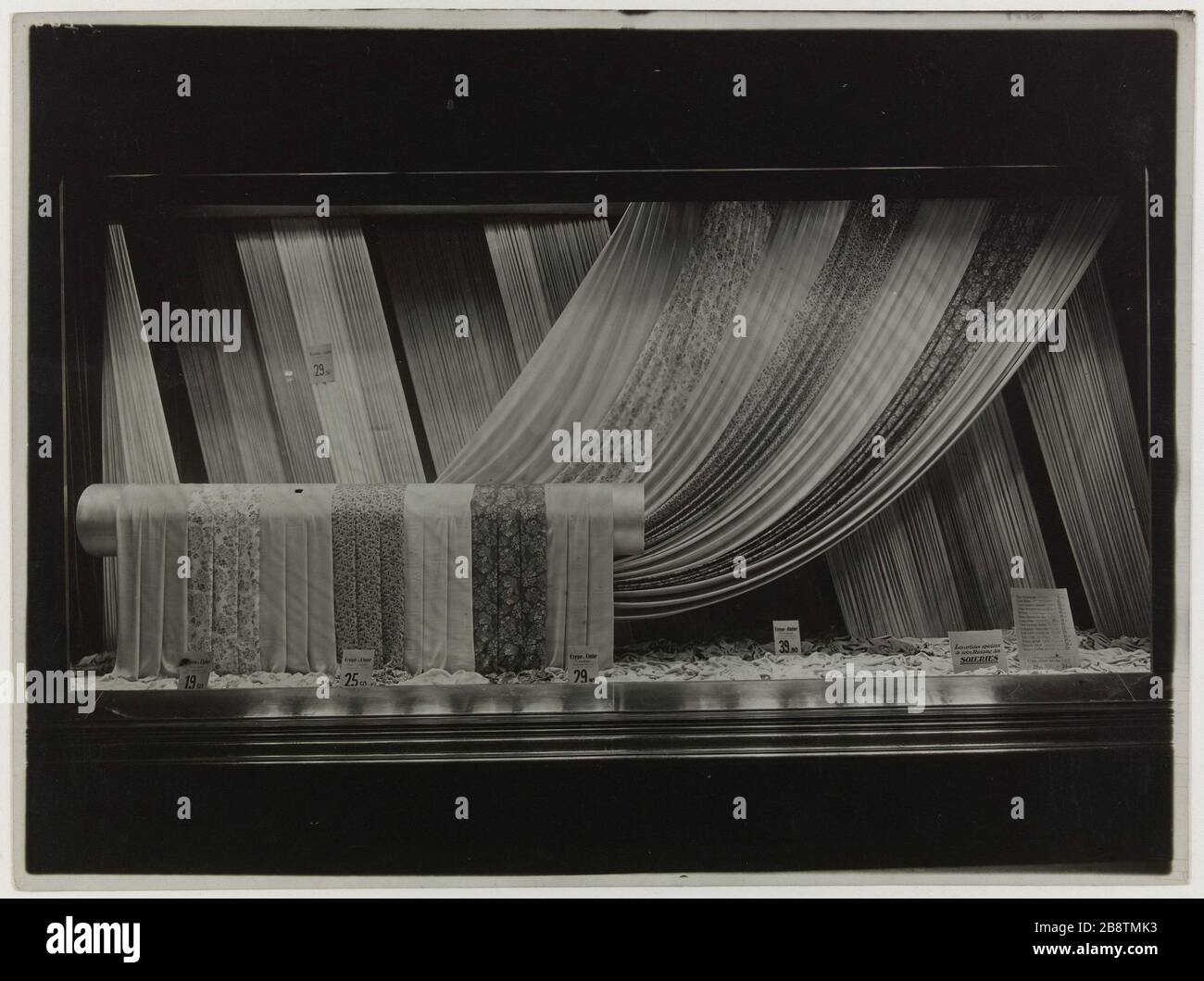 Vetrina con tessuto disteso floreale alternati a tessuti semplici, Printemps Department Store, Boulevard Haussmann, 9 ° arrondissement, Parigi. Vitrine présentant des tissus distendus à motifs floraux alternant avec des tissus unis, magasin 'le Printemps', boulevard Haussmann. Parigi (IXème arr.). Anonima fotographie. Tigre au gélatino-bromure d’argent. Parigi, musée Carnavalet. Foto Stock