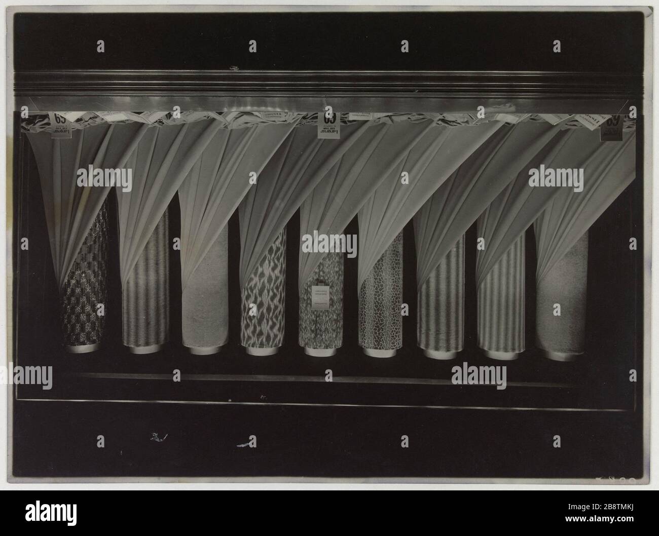 Vetrina con rotoli di tessuto, parzialmente pelati, negozio le Printemps su Boulevard Haussmann, 9 ° arrondissement, Parigi. Vitrine présentant des rouleaux de tissus, en partie déroulés, magasin 'le Printemps', boulevard Haussmann. Parigi (IXème arr.). Anonima fotographie. Tigre au gélatino-bromure d’argent. Parigi, musée Carnavalet. Foto Stock