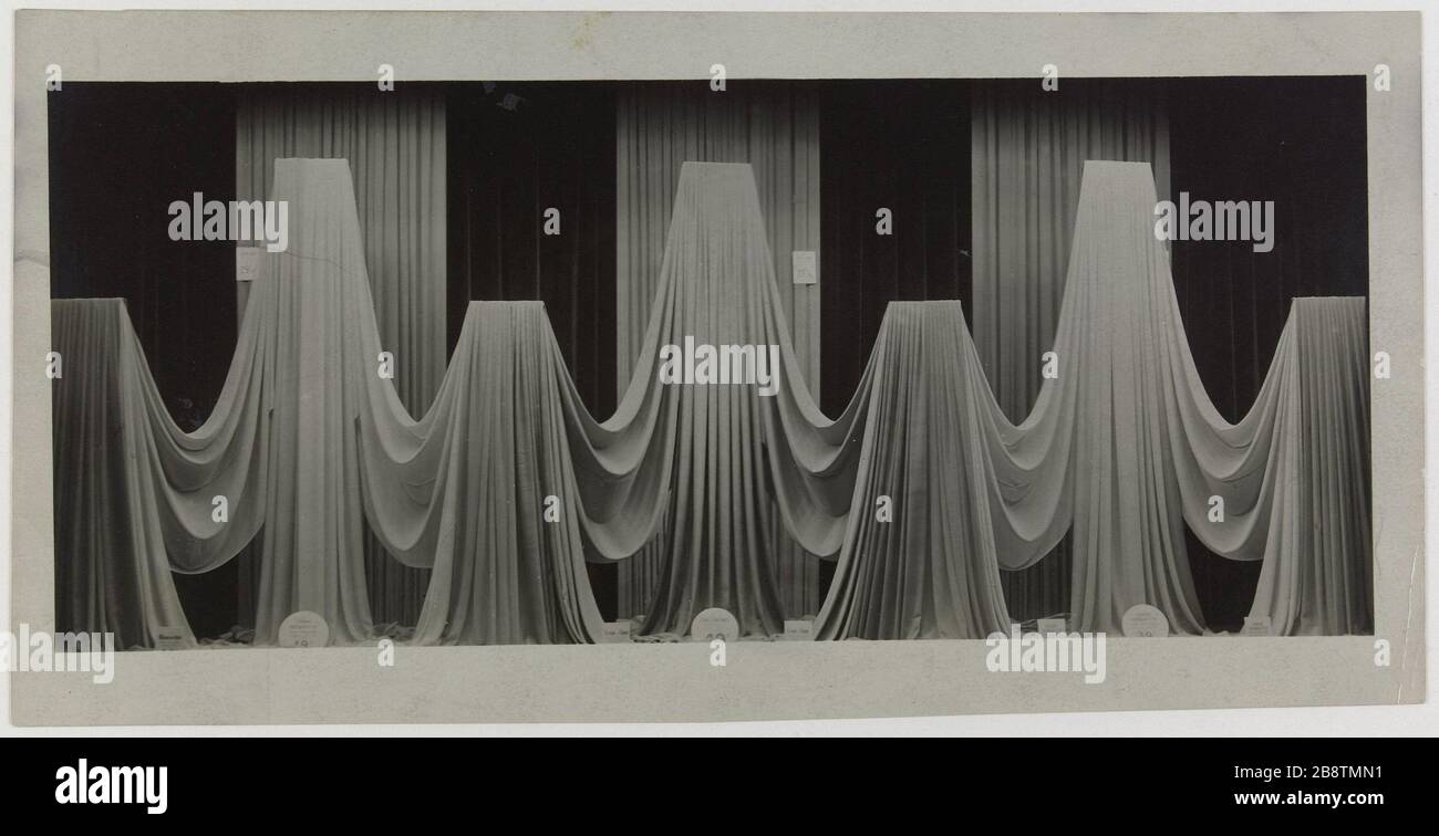 Vetrina con tessuti distesi, grandi magazzini Printemps, Boulevard Haussmann, 9 ° arrondissement, Parigi. Vitrine présentant des tissus distendus, magasin 'le Printemps', boulevard Haussmann. Parigi (IXème arr.). Anonima fotographie. Tigre au gélatino-bromure d’argent. Vers 1932. Parigi, musée Carnavalet. Foto Stock