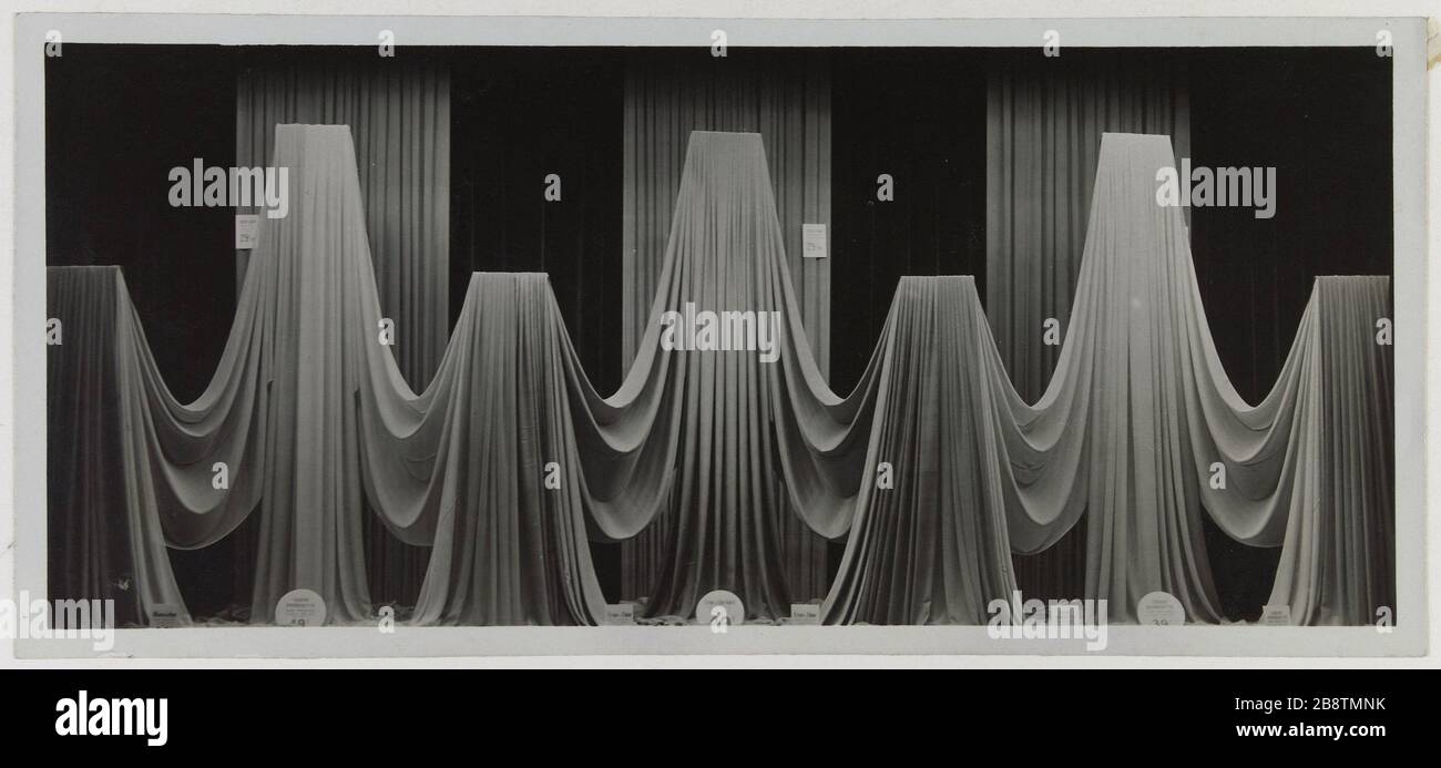 Vetrina con tessuti distesi, grandi magazzini Printemps, Boulevard Haussmann, 9 ° arrondissement, Parigi. Vitrine présentant des tissus distendus, magasin 'le Printemps', boulevard Haussmann, 9ème circondario. Parigi (IXème arr.). Anonima fotographie. Tigre au gélatino-bromure d’argent. Vers 1932. Parigi, musée Carnavalet. Foto Stock