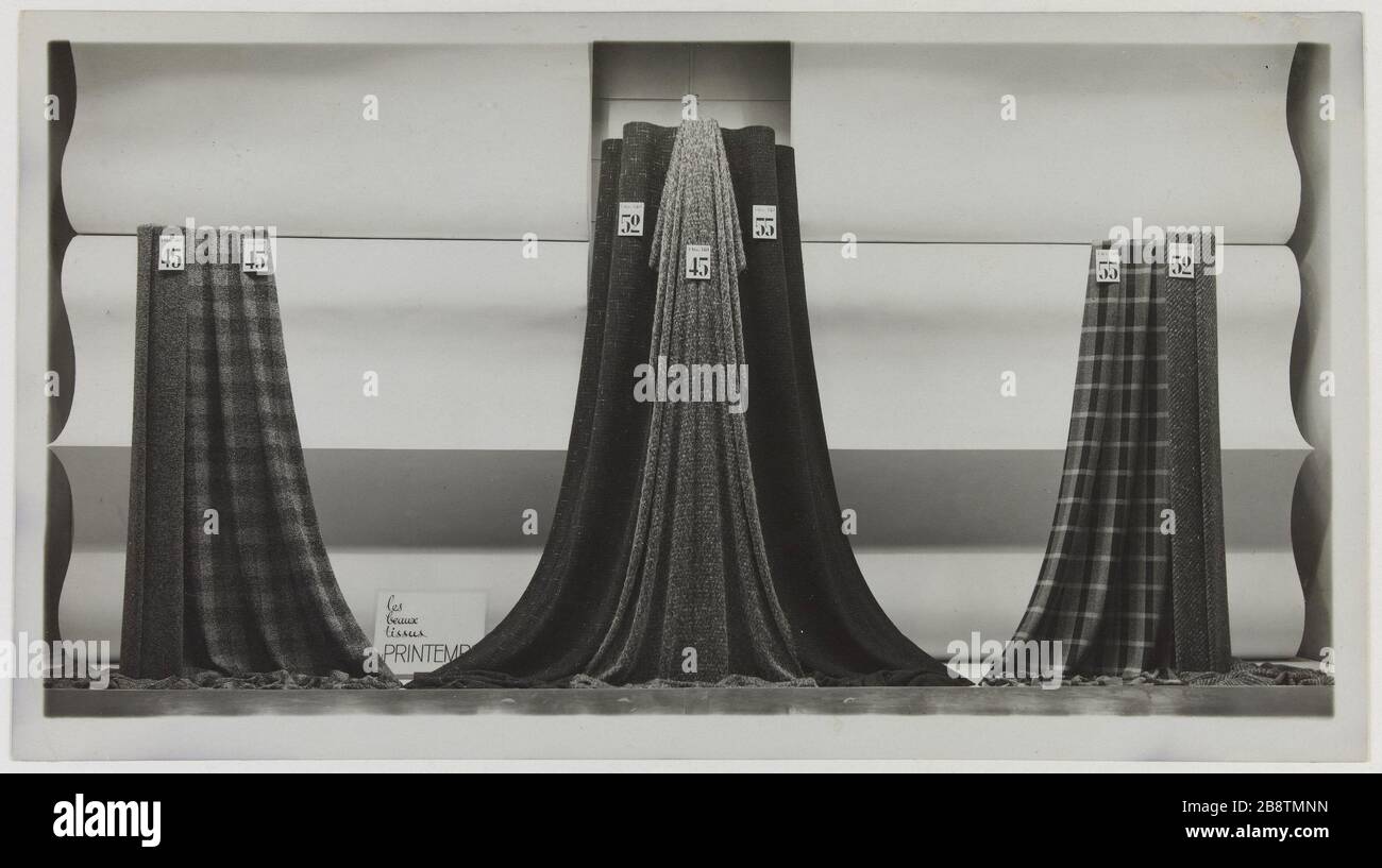 Vetrina con piastrelle di tessuti fantasia negozio le Printemps su Boulevard Haussmann, 9 ° arrondissement, Parigi. Vitrine présentant des tissus à motifs de carreaux, magasin 'le Printemps', boulevard Haussmann. Parigi (IXème arr.). Anonima fotographie. Tigre au gélatino-bromure d’argent. Parigi, musée Carnavalet. Foto Stock