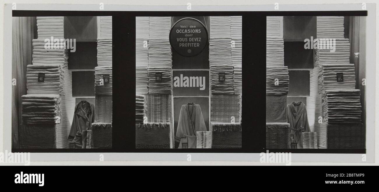 Vetrina con colonne di tessuto, grandi magazzini Printemps, boulevard Haussmann, 9 ° arrondissement, Parigi. Qui ci sono opportunità che si dovrebbe godere Vitrine présentant des colonnes de tissus, magasin 'le Printemps', boulevard Haussmann. Parigi (IXème arr.). 'Voici des homes dont vous devez profiter'. Anonima fotographie. Tigre au gélatino-bromure d’argent. 1932. Parigi, musée Carnavalet. Foto Stock