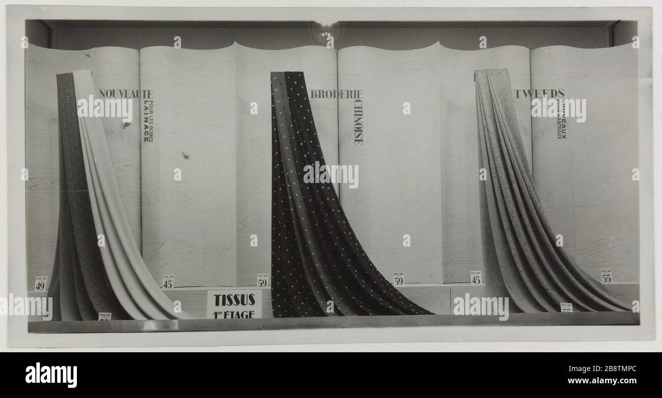 Vetrina di tessuti, tra cui un piselli a motivi geometrici, grandi magazzini Printemps, boulevard Haussmann, 9 ° arrondissement, Parigi. Vitrine présentant des tissus, dont un à motifs de petets poi, magasin 'le Printemps', boulevard Haussmann. Parigi (IXème arr.). Anonima fotographie. Tigre au gélatino-bromure d’argent. Parigi, musée Carnavalet. Foto Stock