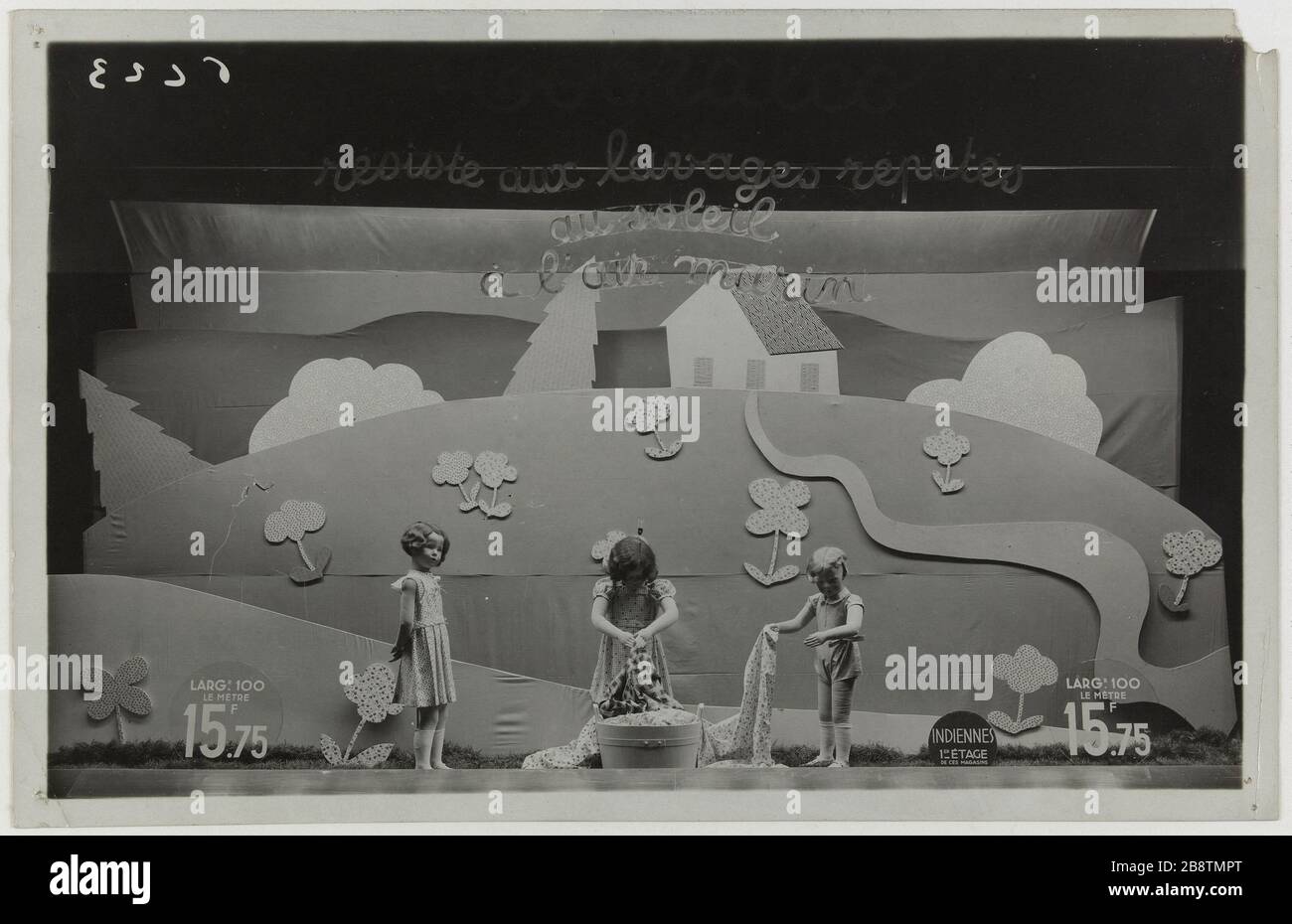 Vetrina con tre manichini di bambini nel processo di lavaggio dei tessuti in un bacino, grandi magazzini Printemps su Boulevard Haussmann, 9 ° arrondissement, Parigi. Resiste a lavaggi ripetuti / sole / aria di mare Vitrine avec trois mannequins d'enfants en train de laver des tissus dans une bassine, magasin 'le Printemps', boulevard Haussmann. Parigi (IXème arr.). "Résiste aux lavages répétés / au soleil / à l'air marin". Anonima fotographie. Tigre au gélatino-bromure d’argent. 1932. Parigi, musée Carnavalet. Foto Stock