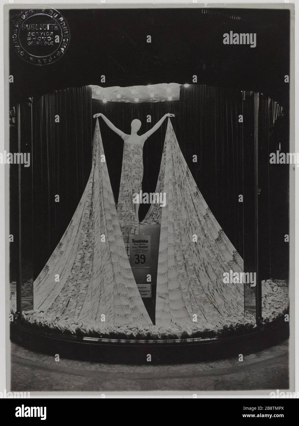 Modello di piede che indossa tessuti del marchio Tootai, floreale, negozio di primavera, boulevard Haussmann, 9 ° arrondissement, Parigi. Mannequin en pied portant des tissus de la marque Tootai, à motifs floraux, magasin 'le Printemps', boulevard Haussmann. Parigi (IXème arr.). Anonima fotographie. Tigre au gélatino-bromure d’argent. Parigi, musée Carnavalet. Foto Stock