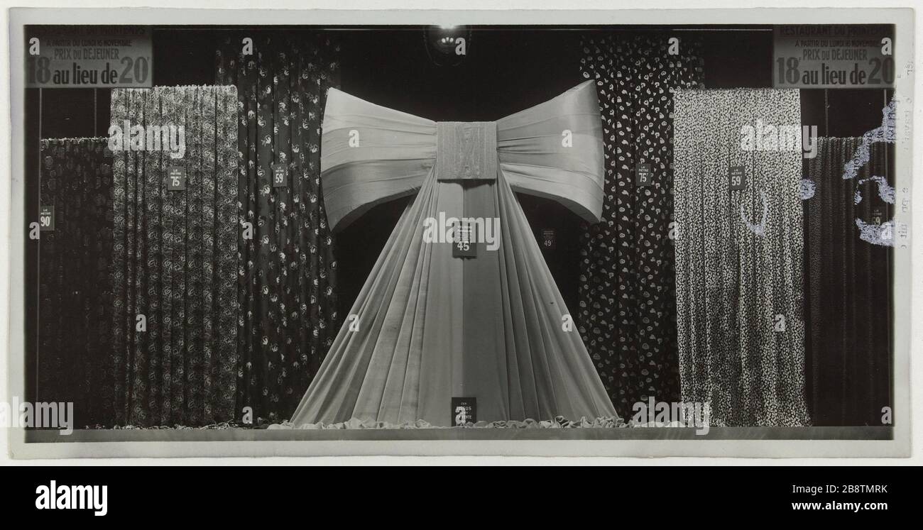 Vetrina che presenta alcuni tessuti formano un nodo gigante, il grande magazzino Printemps su Boulevard Haussmann, 9 ° arrondissement, Parigi. Vitrine présentant des tissus dont certains forment un noeud géant, magasin 'le Printemps', boulevard Haussmann. Parigi (IXème arr.). Anonima fotographie. Tigre au gélatino-bromure d’argent. Parigi, musée Carnavalet. Foto Stock
