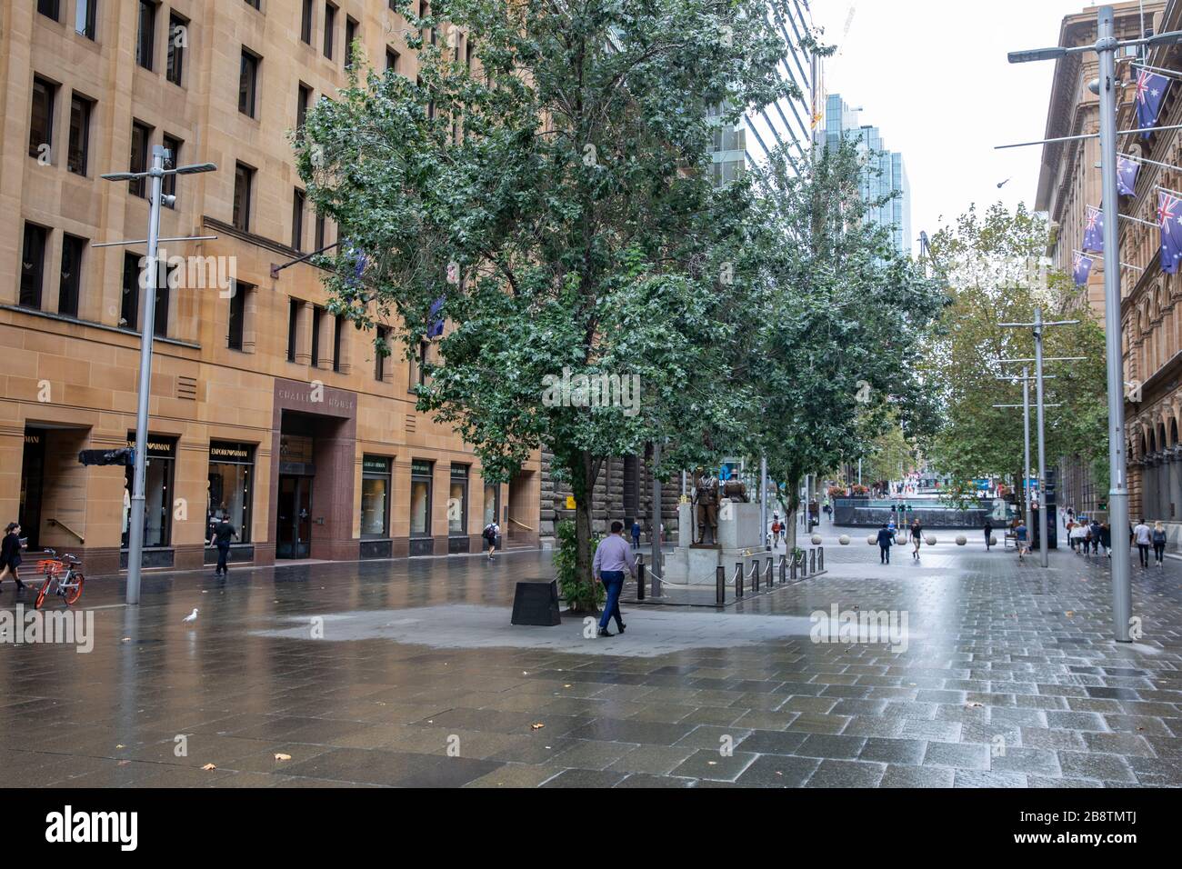 Centro di Sydney, Australia. Lunedì 23 Marzo 2020. Martin Place zona pedonale nel cuore della città è quasi deserta all'ora di pranzo. Credit Martin Berry/Alamy Live News Foto Stock
