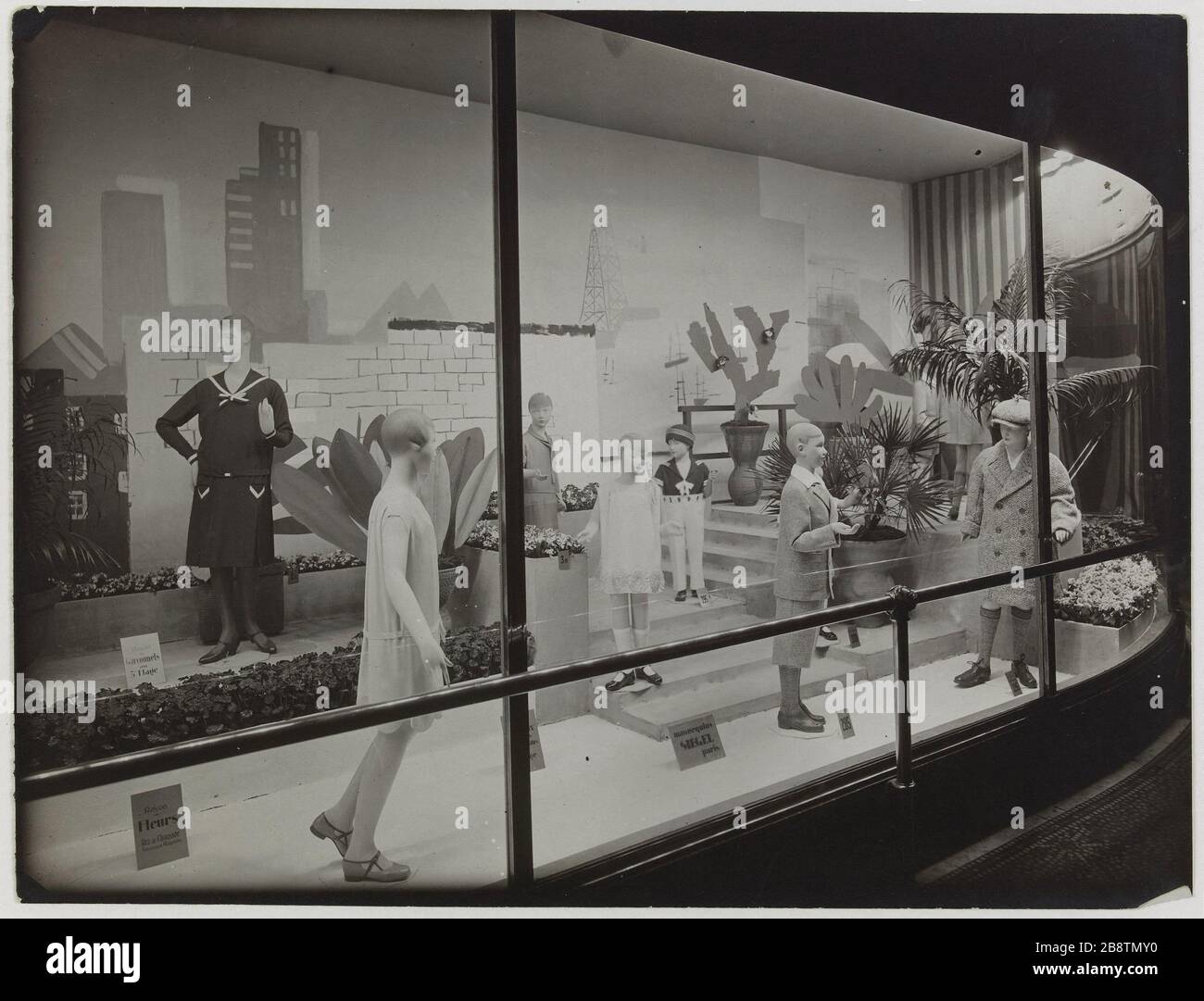 Vetrina con i manichini bambini Siegel, negozio le Printemps su Boulevard Haussmann, 9 ° arrondissement, Parigi? Vitrine avec des mannequins d'enfants Siegel, magasin 'le Printemps', boulevard Haussmann. Parigi (IXème arr.). Anonima fotographie. Tigre au gélatino-bromure d’argent. Parigi, musée Carnavalet. Foto Stock