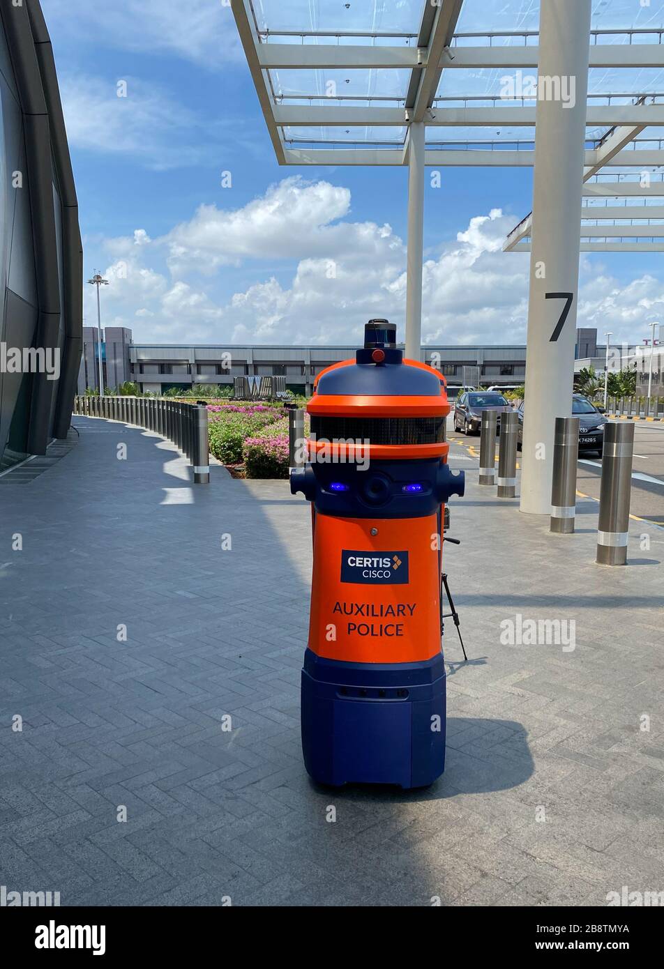 Singapore - 13 Feb 20120. Il poliziotto del traffico dei robot è stato individuato all'aeroporto Changi di Singapore. Changi è attualmente classificato come il miglior aeroporto del mondo da Skytrax per il Foto Stock