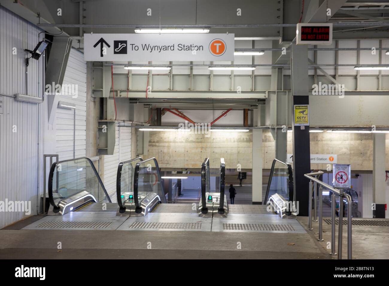 Centro di Sydney, Australia. Lunedì 23 Marzo 2020. La stazione ferroviaria di Wynyard, straordinariamente tranquilla, si trova nel centro della città e i dipendenti in ufficio si allontanano. Credit Martin Berry/Alamy Live News Foto Stock