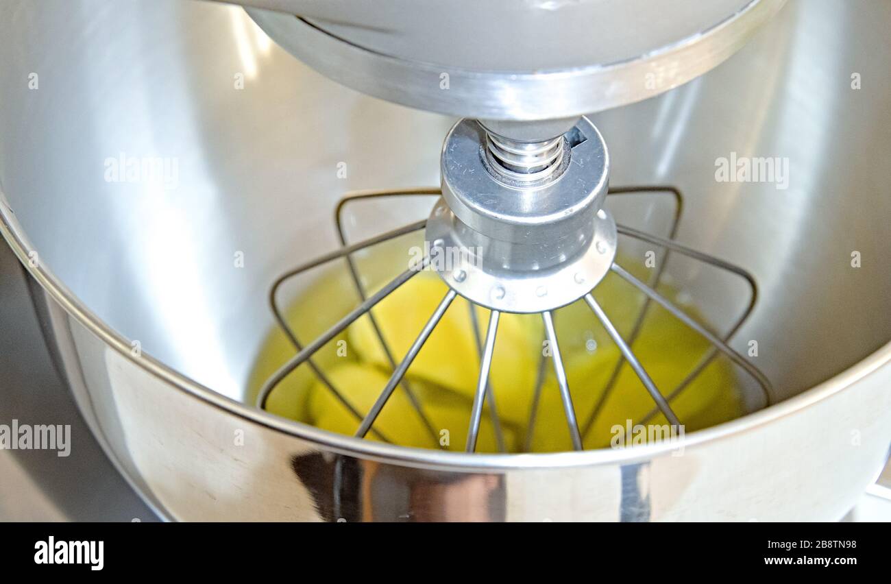 Miscelatore cucina frusta pasta da tuorlo d'uovo e farina. Foto Stock