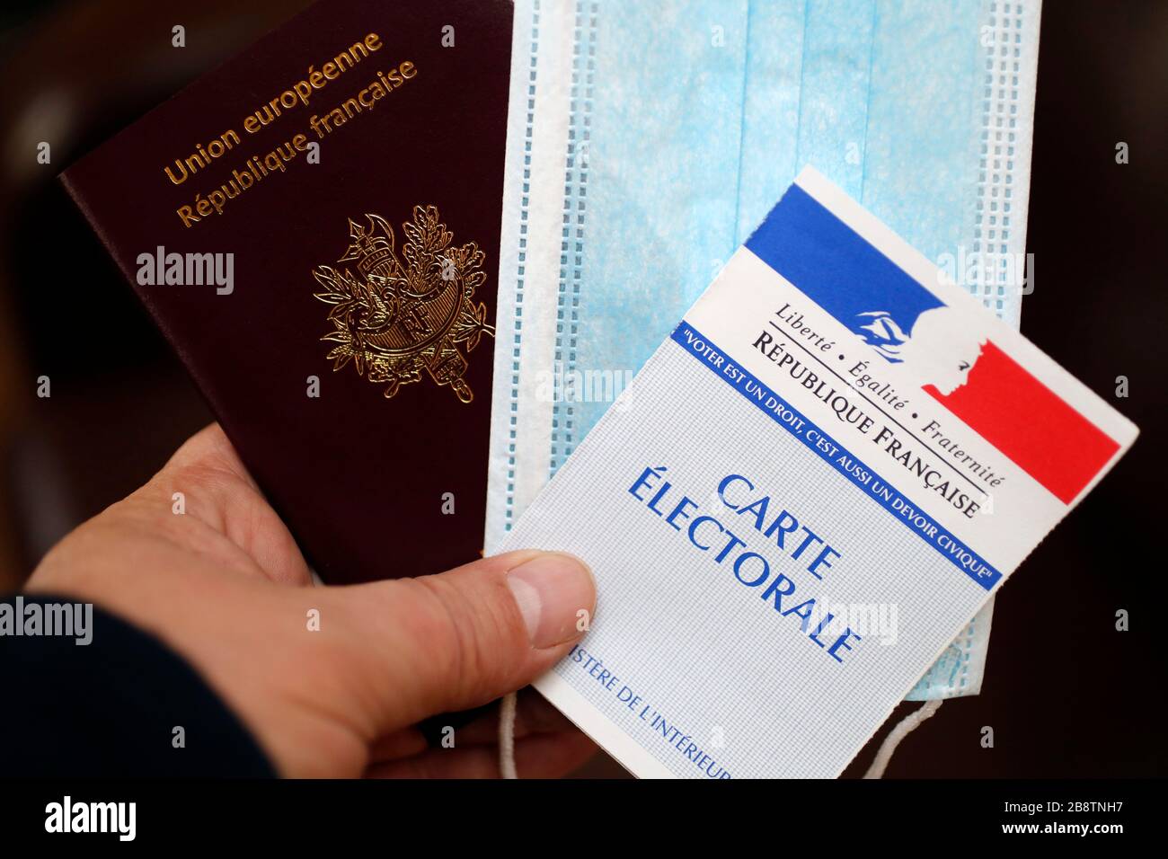 Carta elettorale, passaporto e maschere chirurgiche. Foto Stock