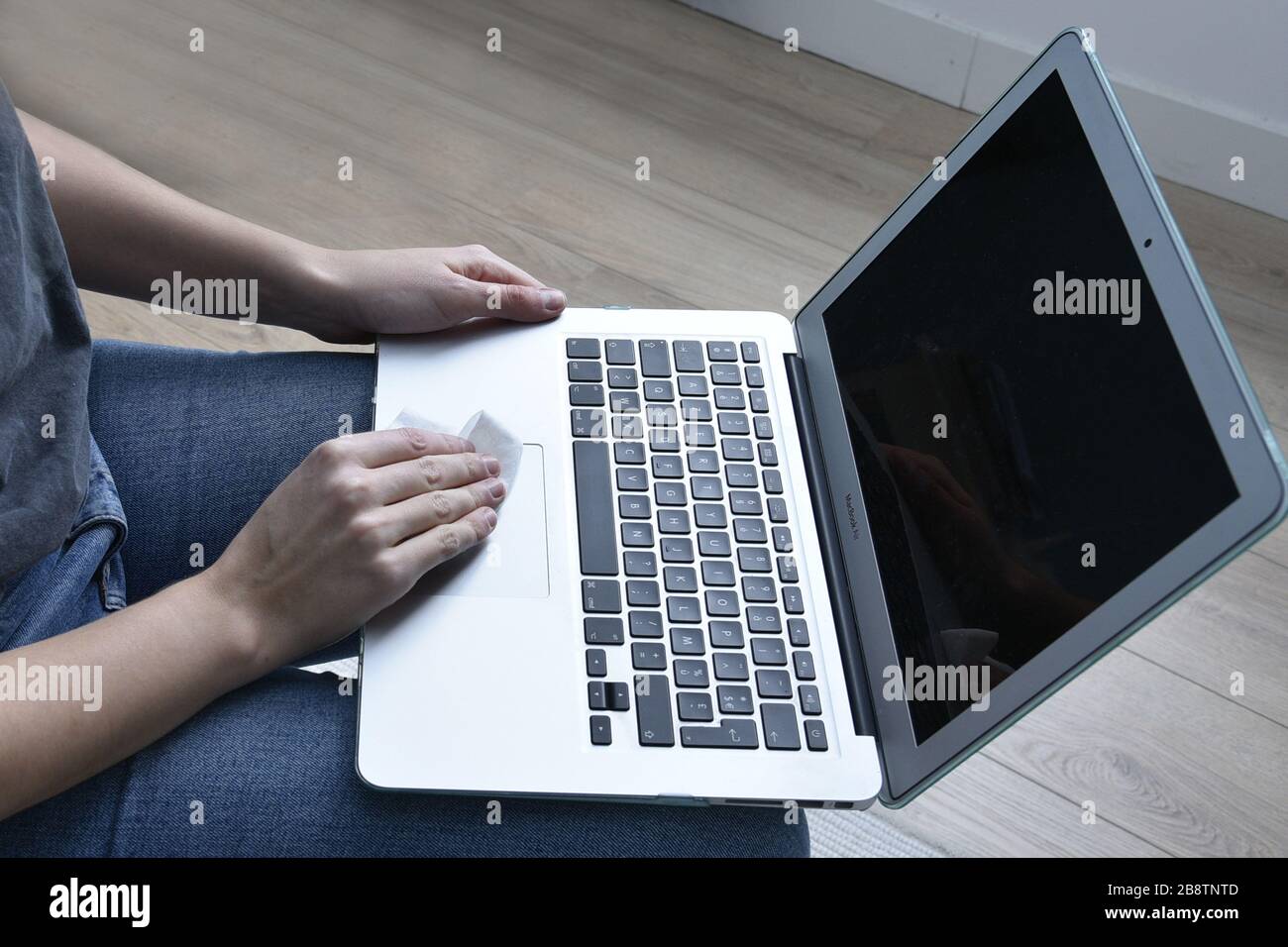 Disinfezione di un computer portatile Foto Stock