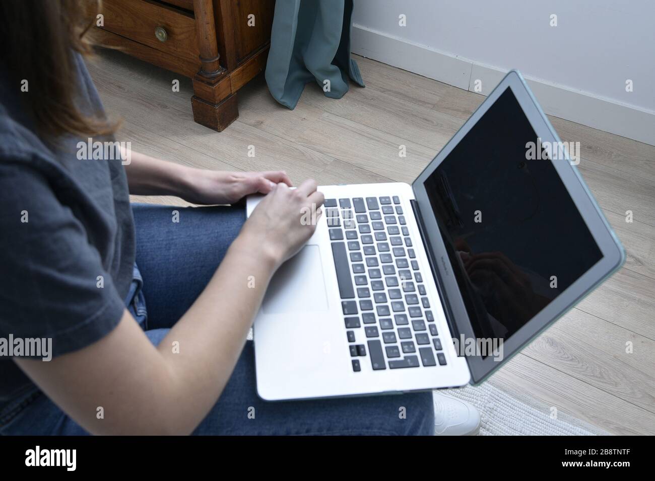 Disinfezione di un computer portatile Foto Stock