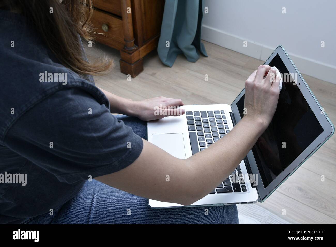 Disinfezione di un computer portatile Foto Stock
