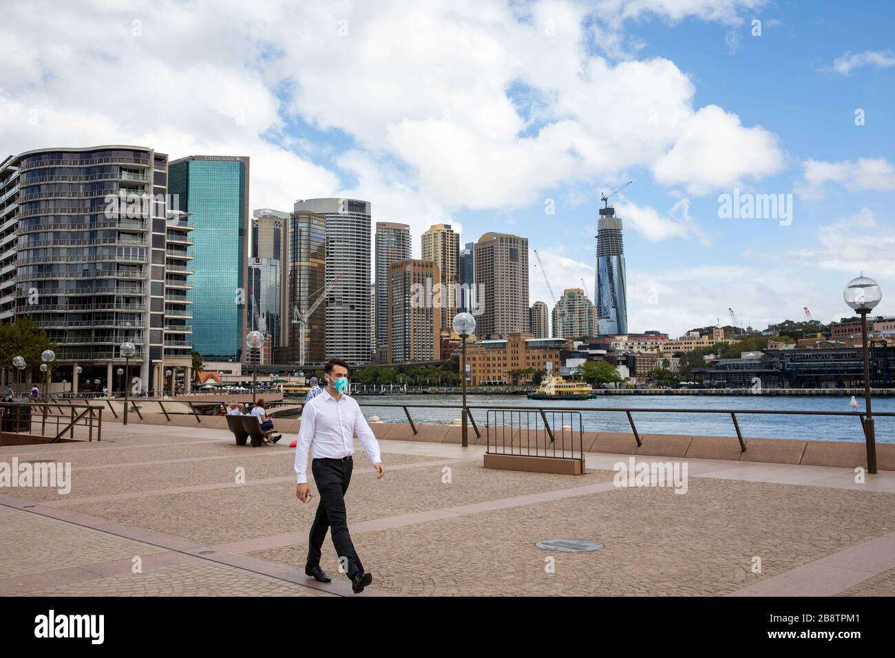Centro di Sydney, Australia. Lunedì 23 Marzo 2020. Lavoratore di ufficio maschile a Circular Quay. Credit Martin Berry/Alamy Live News Foto Stock