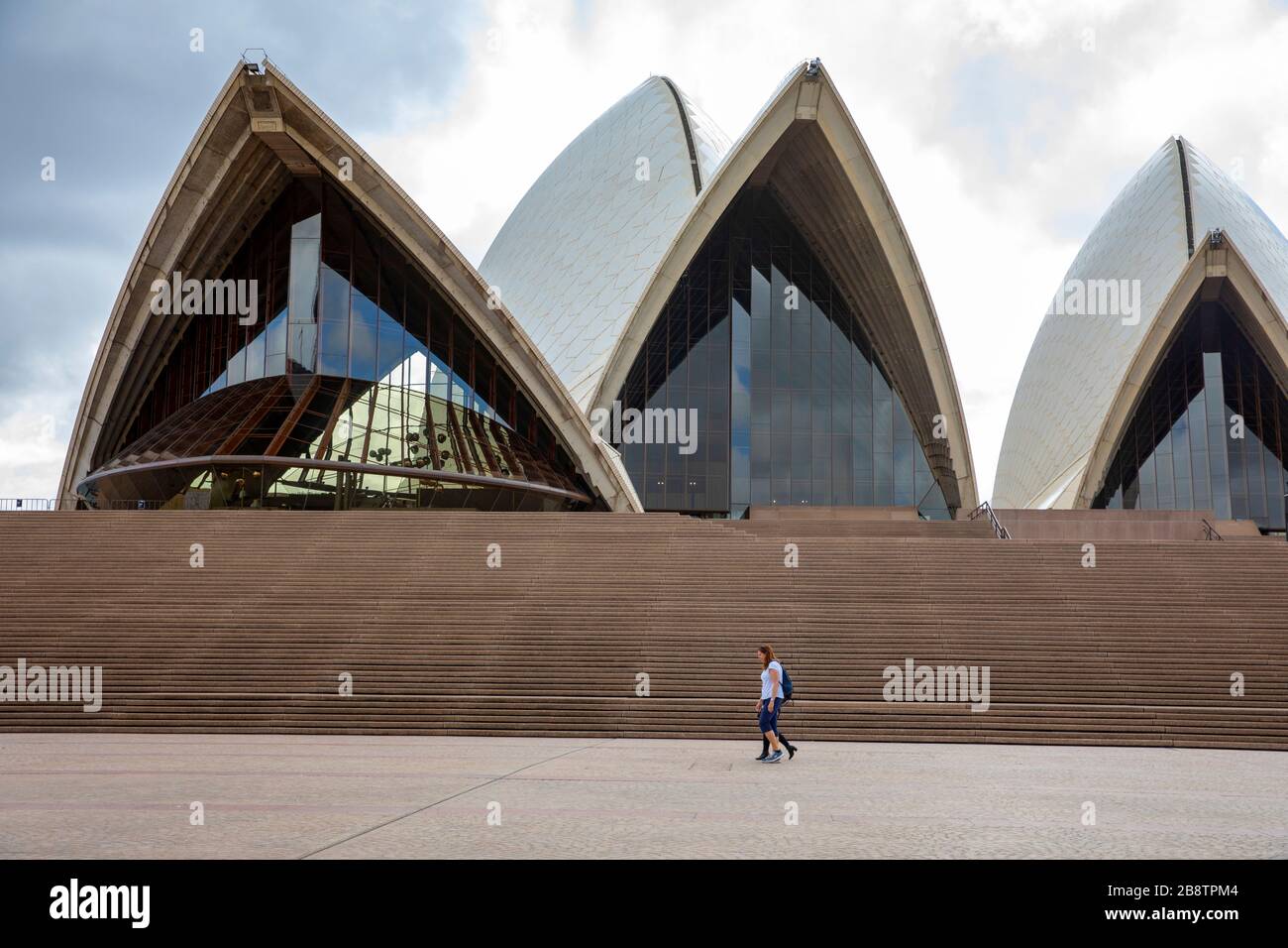 Centro di Sydney, Australia. Lunedì 23 Marzo 2020. Solo due visitatori della Sydney Opera House. Credit Martin Berry/Alamy Live News Foto Stock