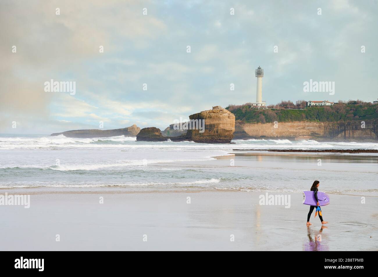 La spiaggia Grande Plage e il faro di Biarritz, pirenei atlantici, Aquitania, Paesi Baschi, Francia meridionale, Europa Foto Stock