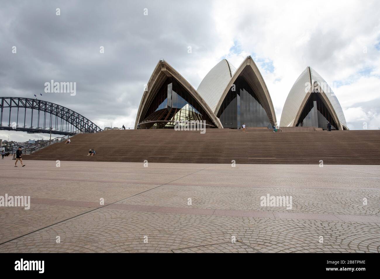 Centro di Sydney, Australia. Lunedì 23 Marzo 2020. Sydney Opera House quasi deserta. Credit Martin Berry/Alamy Live News Foto Stock