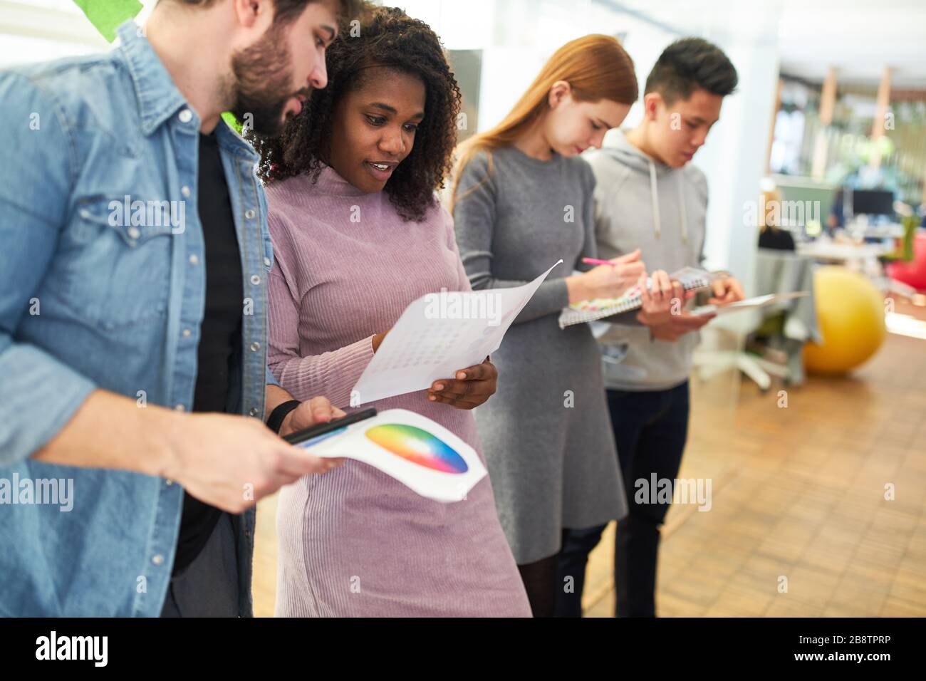 I grafici e gli sviluppatori di fotoricettore nel workshop stanno progettando il disegno di colore per un Web site Foto Stock