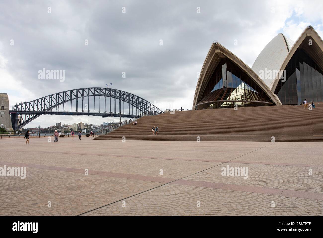 Centro di Sydney, Australia. Lunedì 23 Marzo 2020. Pranzo alla Sydney Opera House con quasi un visitatore in vista. Credit Martin Berry/Alamy Live News Foto Stock