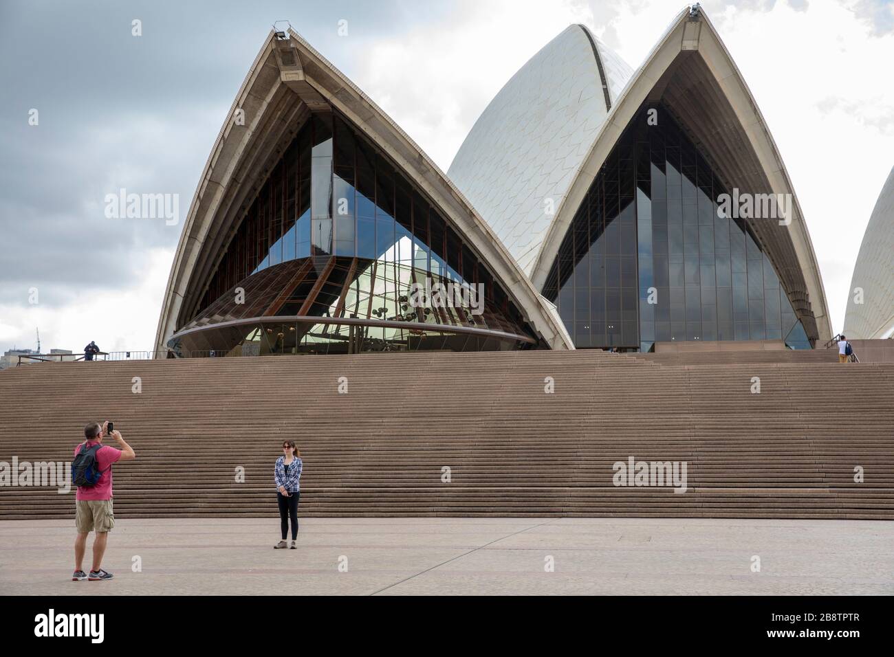 Centro di Sydney, Australia. Lunedì 23 Marzo 2020. Quasi deserta al Teatro dell'Opera a mezzogiorno. Credit Martin Berry/Alamy Live News Foto Stock
