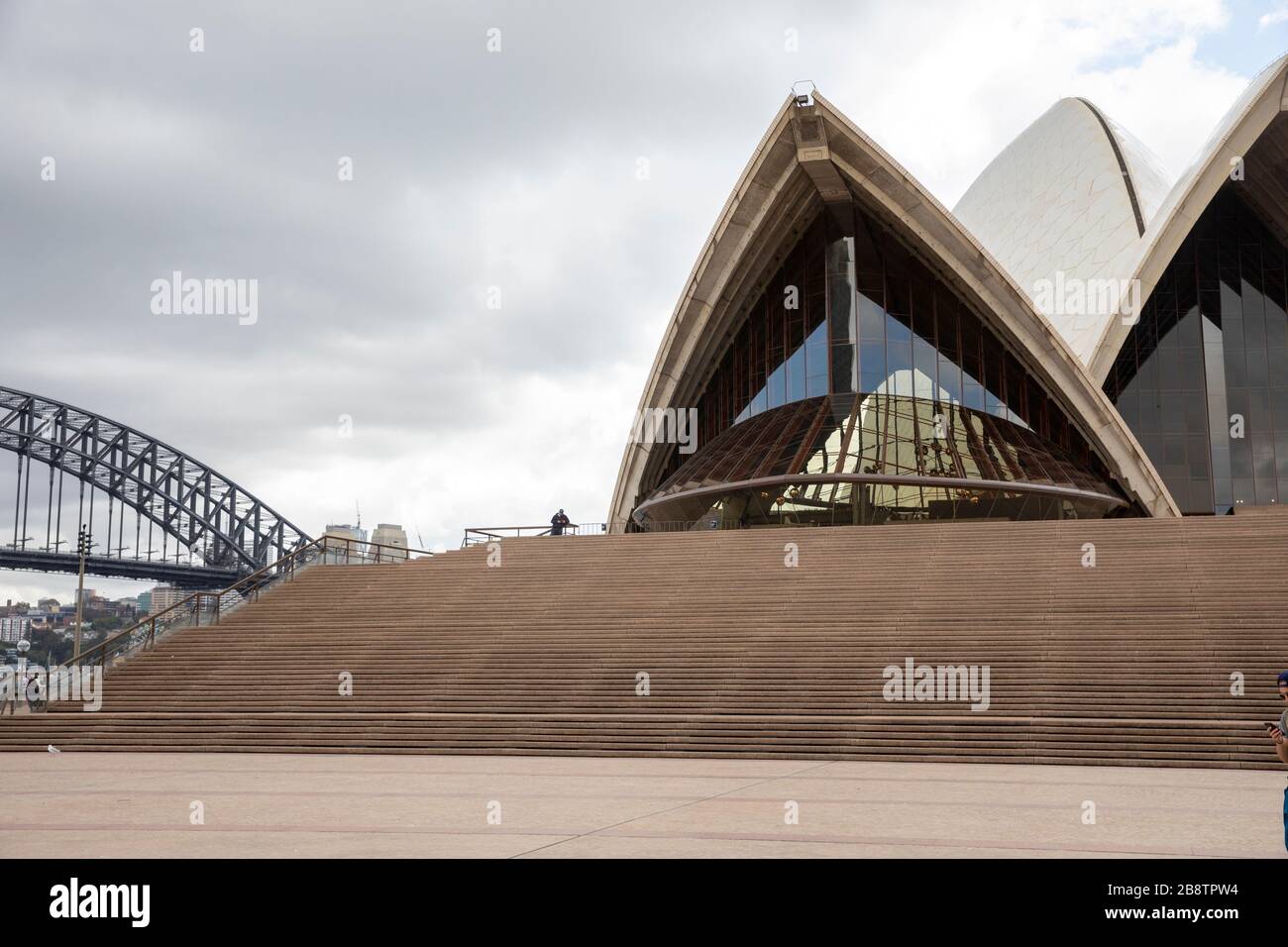 Centro di Sydney, Australia. Lunedì 23 Marzo 2020. Quasi deserta il cortile dell'Opera House di Sydney. Credit Martin Berry/Alamy Live News Foto Stock