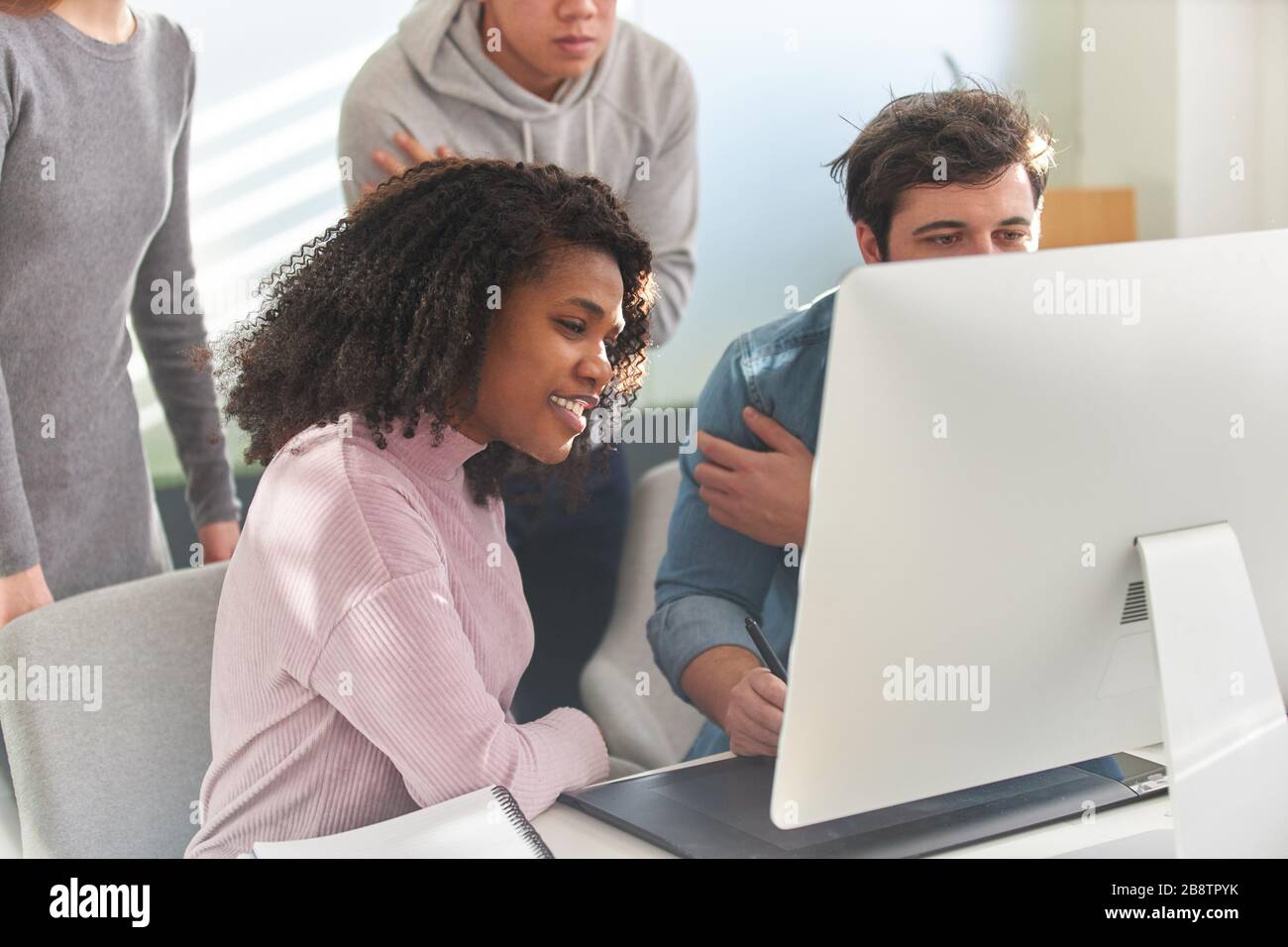 I Web designer e gli sviluppatori Web lavorano in team su un progetto di progettazione Foto Stock