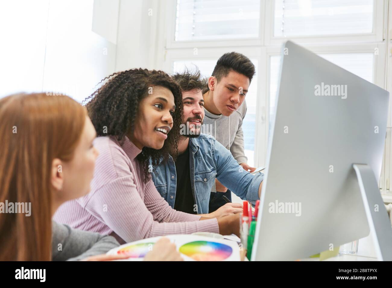 I Web designer e gli sviluppatori Web lavorano insieme come team in ufficio per un progetto Foto Stock