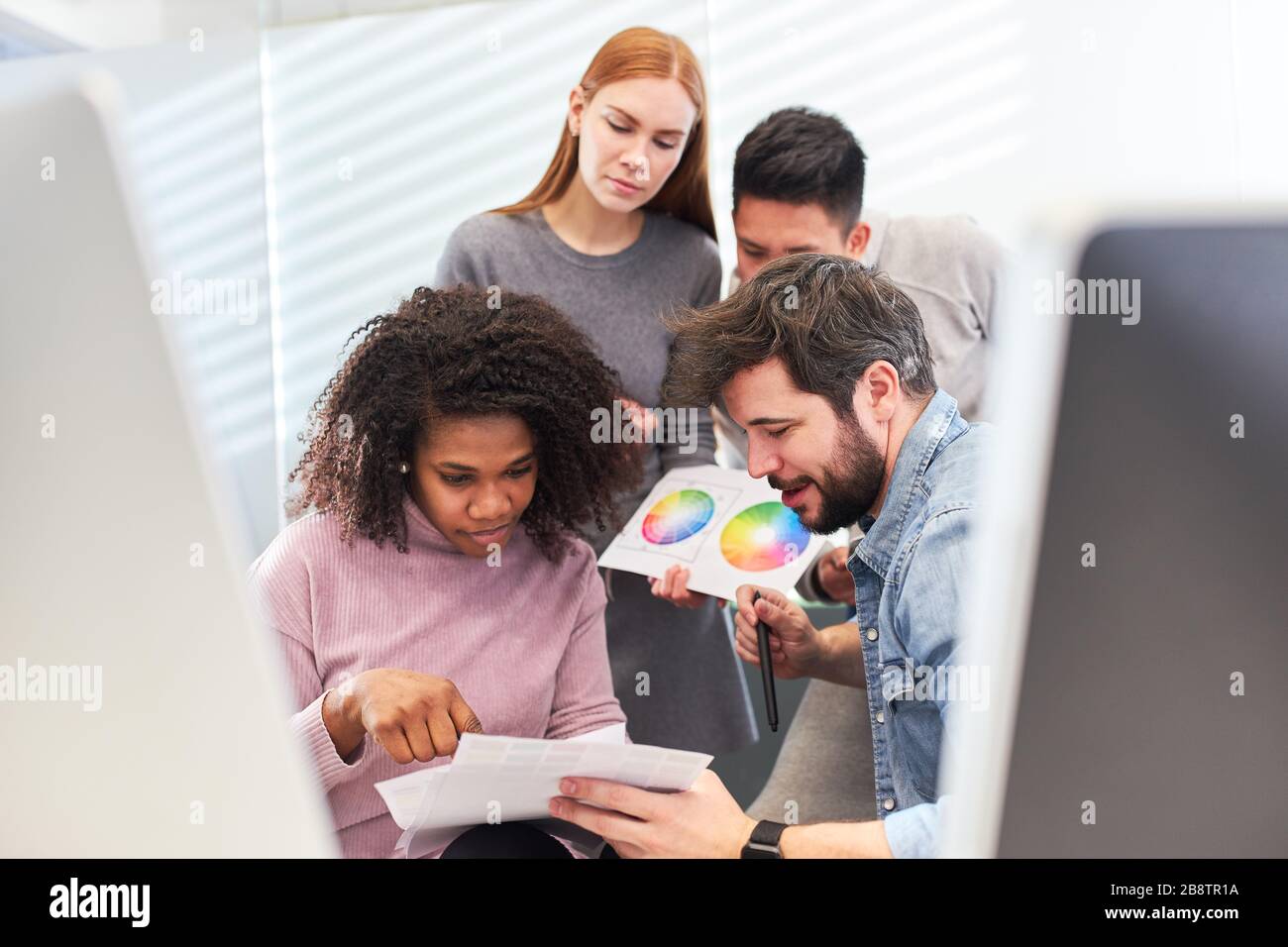 Team di sviluppatori web e web designer lavorano insieme in un'agenzia internet Foto Stock