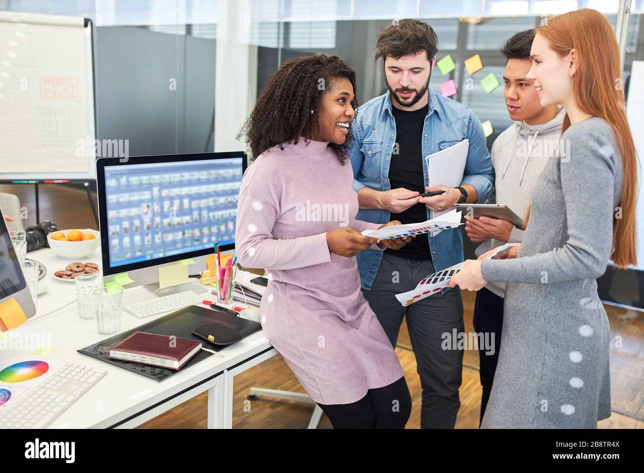 Il team creativo di start-up di un'agenzia internet discute un progetto di web design Foto Stock