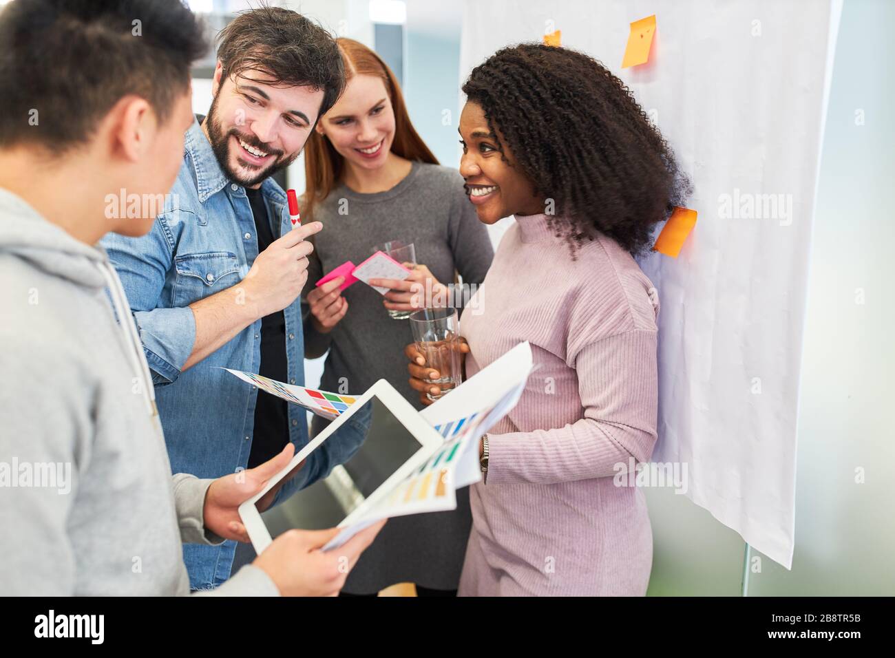 Team creativo multiculturale di un'agenzia di design che si occupa di brainstorming in modo creativo Foto Stock