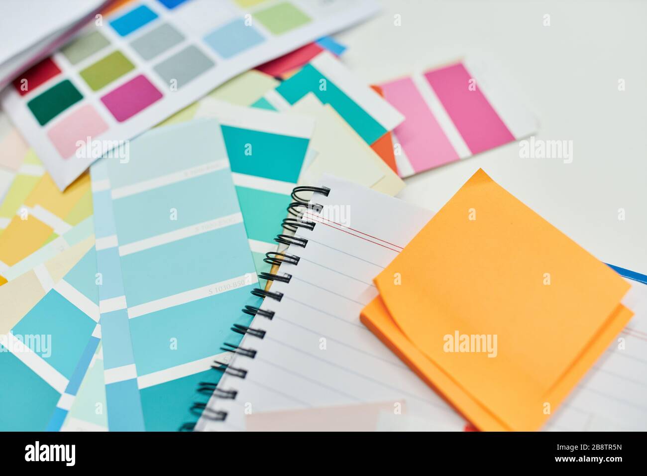 Carta colorata e materiali per il design a colori e grafico Foto Stock